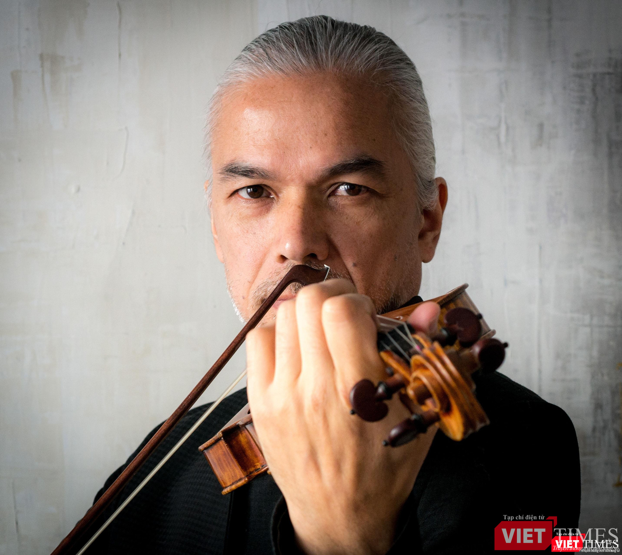 Nghệ sĩ violin hiện đang sống ở châu Âu, phân chia thời gian biểu diễn và giảng dạy giữa Pháp và Đan Mạch. Nghệ sĩ violin hiện đang sống ở châu Âu, phân chia thời gian biểu diễn và giảng dạy giữa Pháp và Đan Mạch.