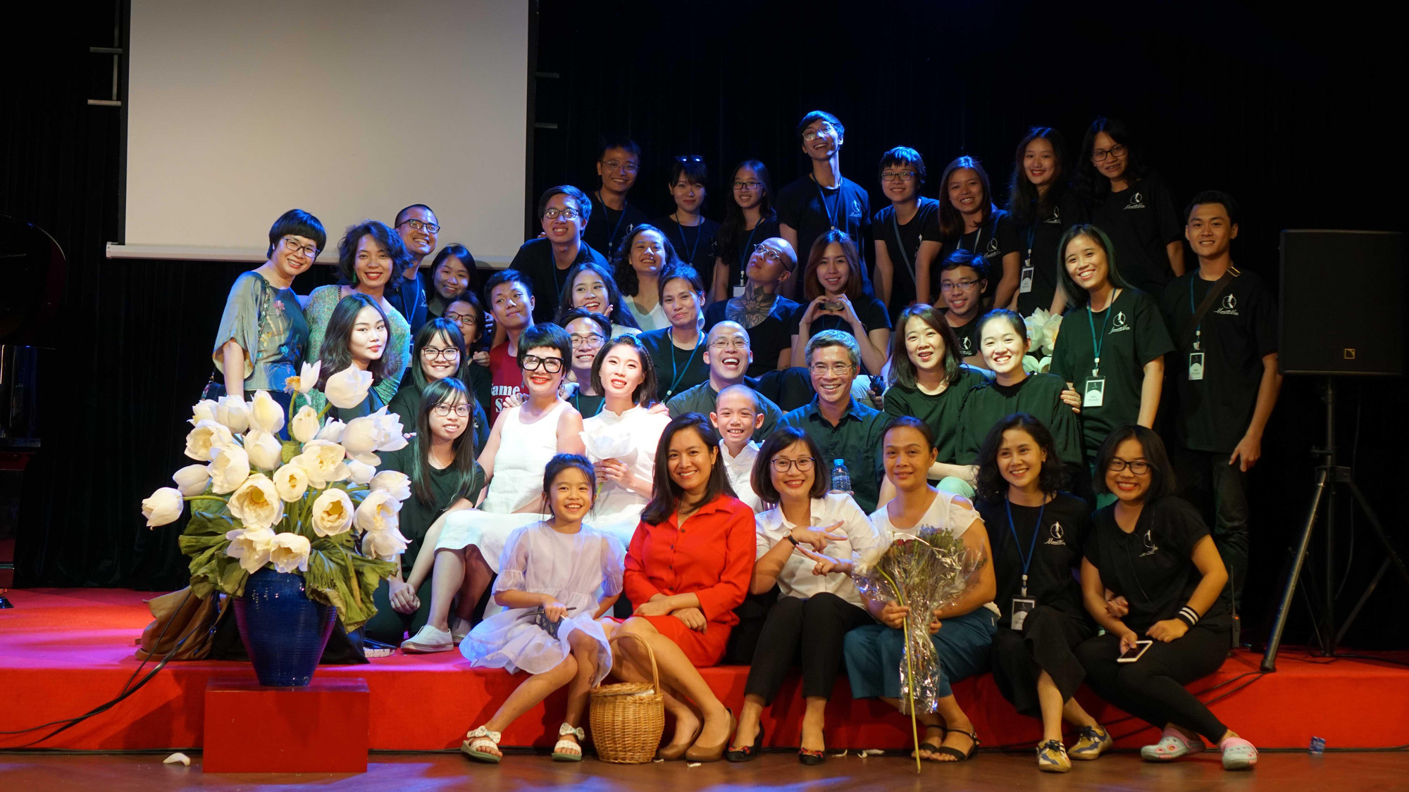Ảnh chụp lại khoảnh khắc kỷ niệm sau khi "Memento Mori" (2018 ) được trình diễn thành công trên sân khấu Hà Nội Memento Mori 2018 trên sân khấu Hà Nội