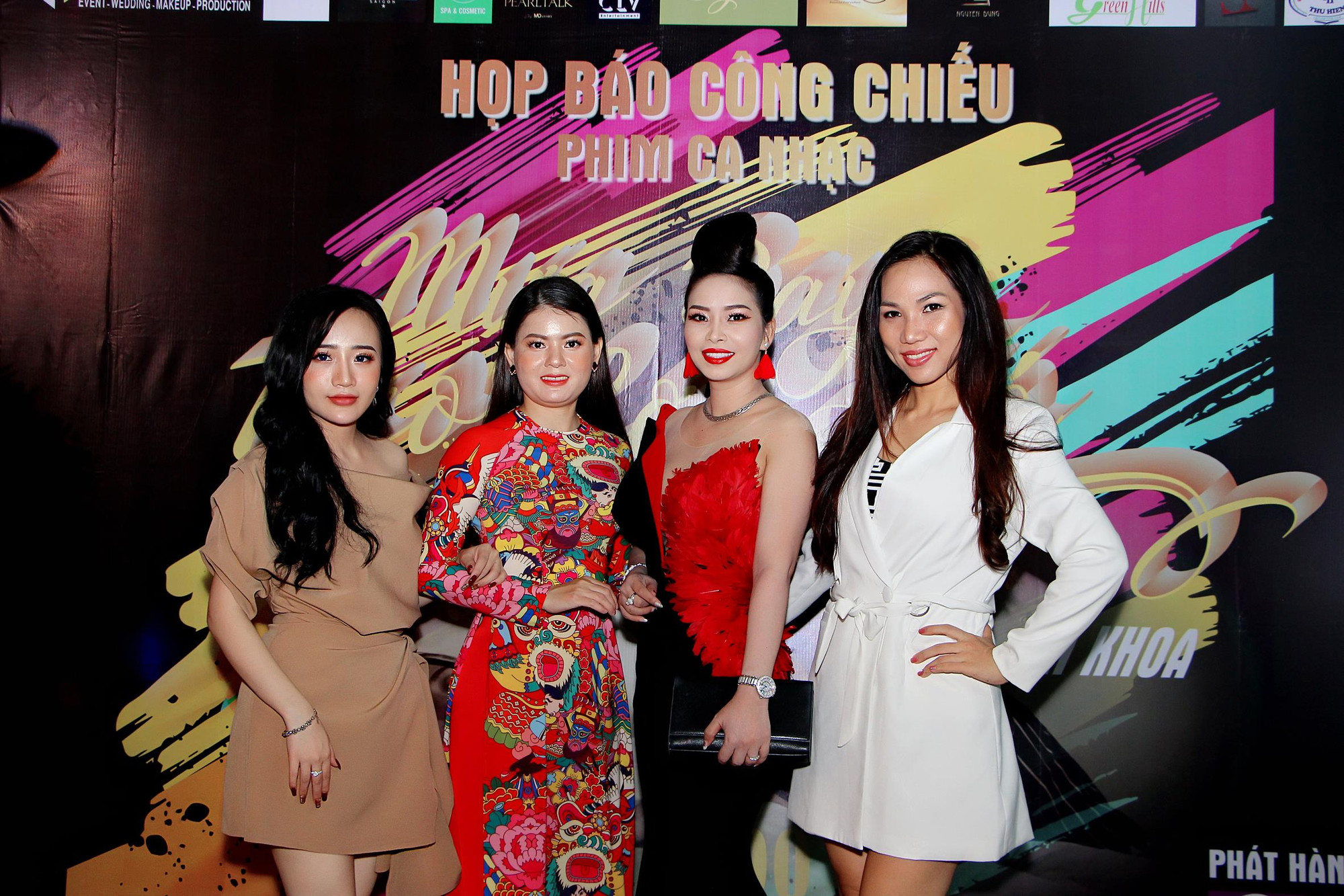 Nhiều bạn bè văn nghệ đến chúc mừng Aki Khoa