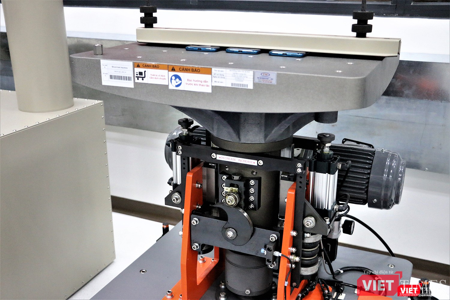 Thiết bị thử khả năng chống rung xóc của sản phẩm (màu xanh dương là điện thoại Vsmart). Đây là công đoạn thử độ bền của mối hàn