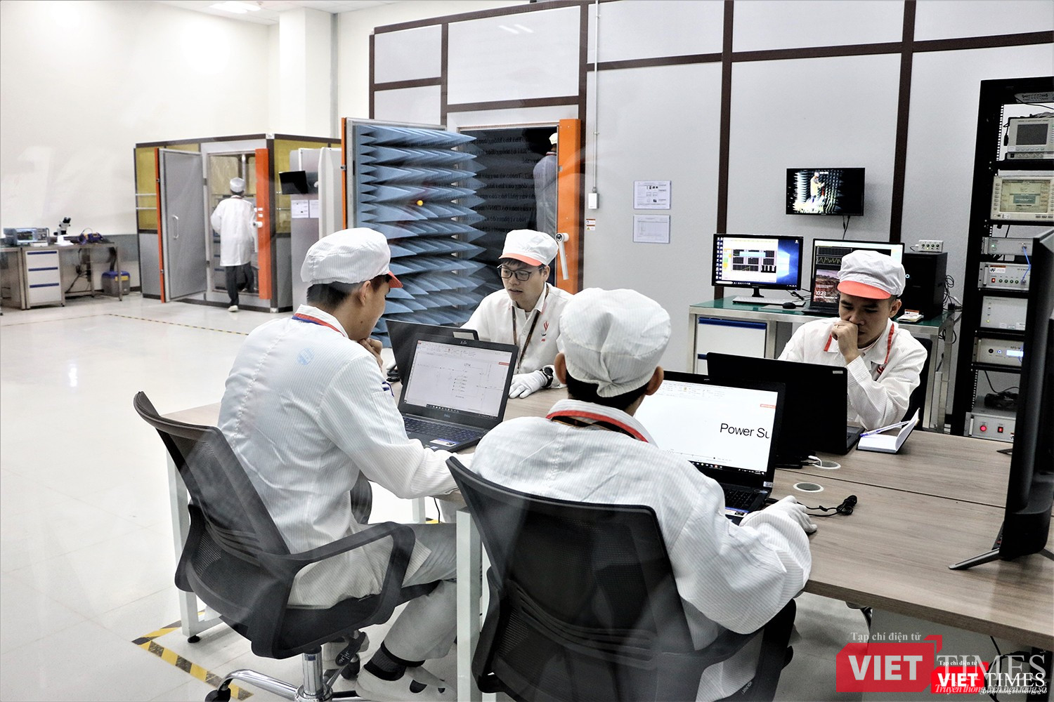 Các nhân viên phòng thí nghiệm sóng di động. Đây là phòng thí nghiệm sóng di động đạt tiêu chuẩn cao nhất tại Việt Nam hiện nay