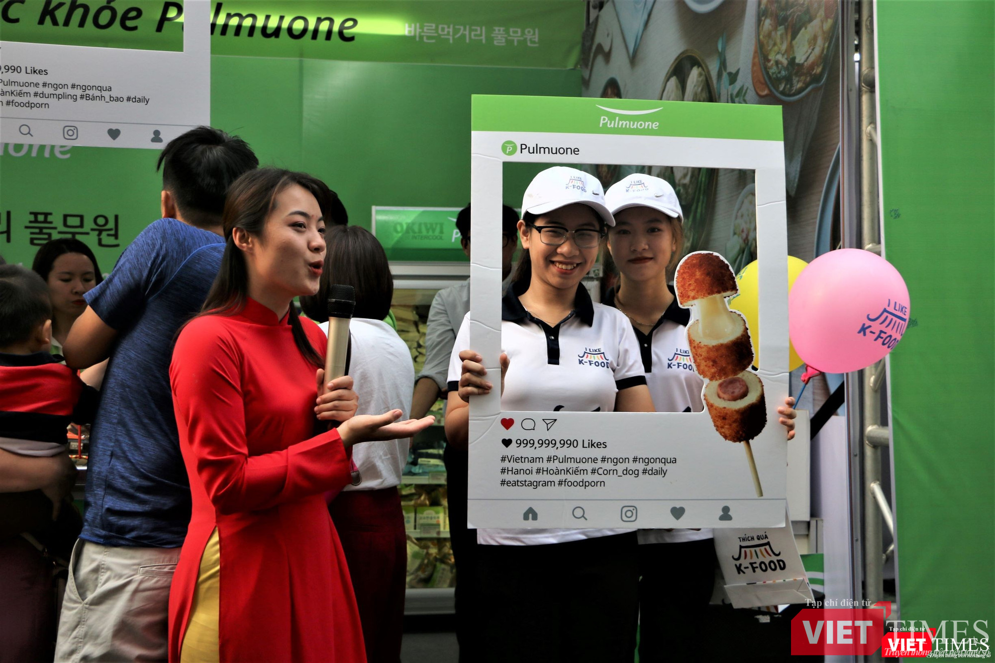 Một gian hàng với hình thức "check in" để được tặng quà