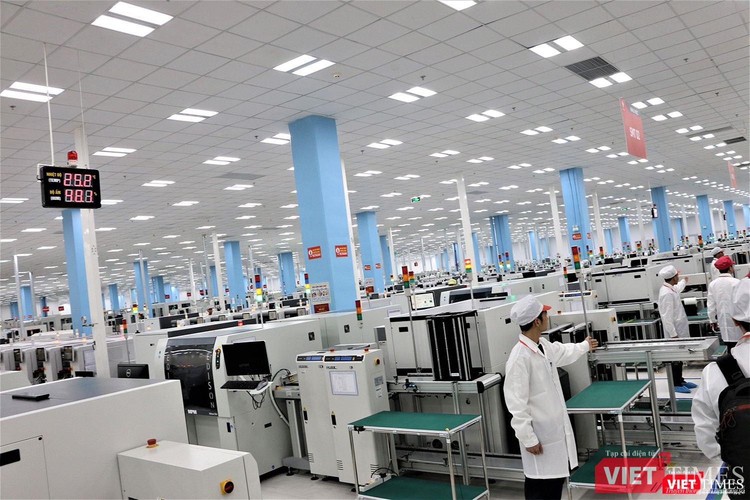 Khu sản xuất smartphone trong nhà máy