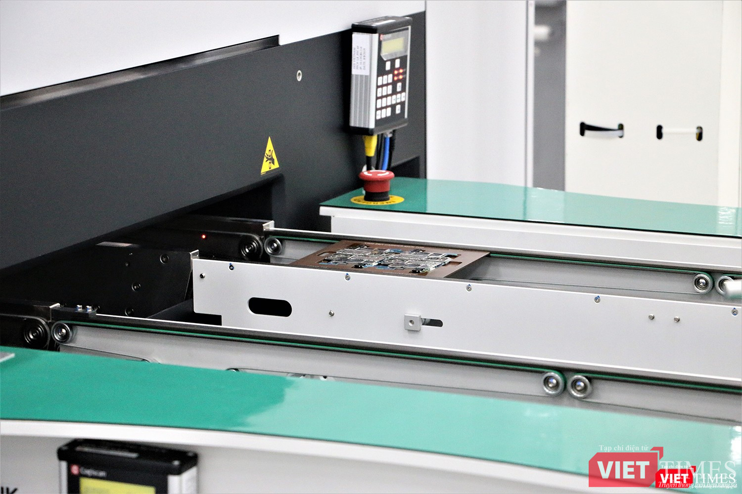 Mỗi ngày, dây chuyền tự động này có thể lắp ráp được 13.000 bo mạch