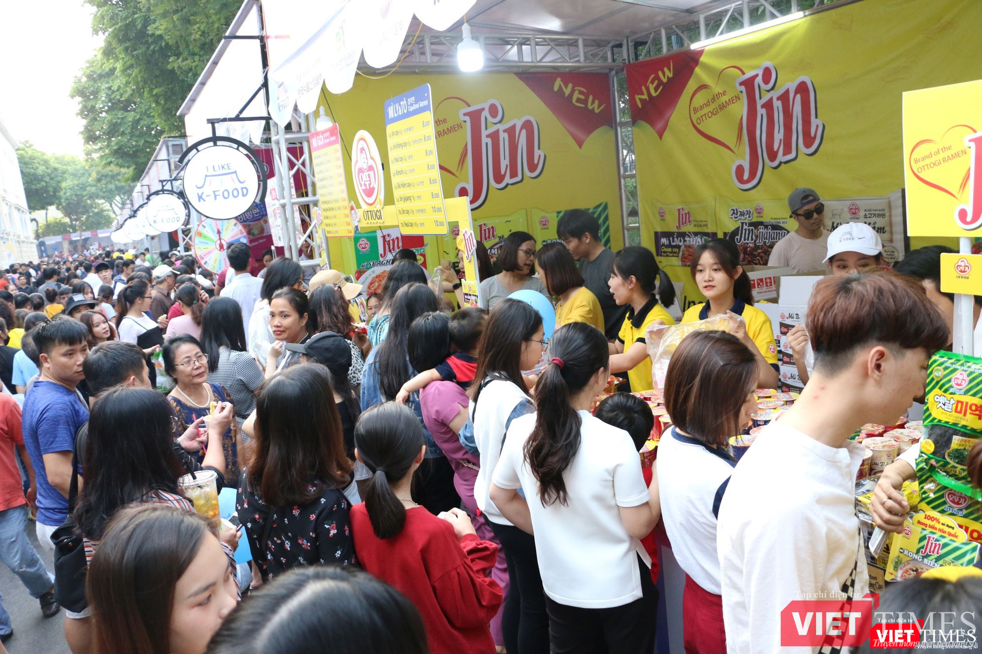 Các gian hàng bán mỳ Hàn Quốc chật cứng người mua