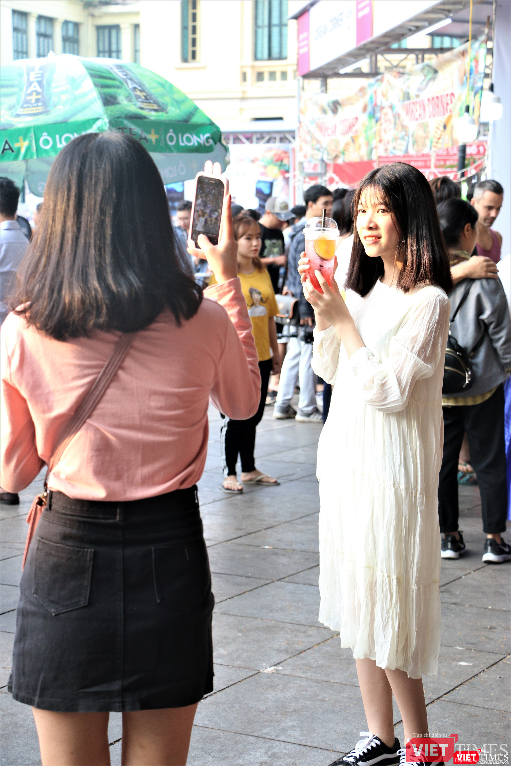 Các bạn trẻ tranh thủ "check in" tại Lễ hội