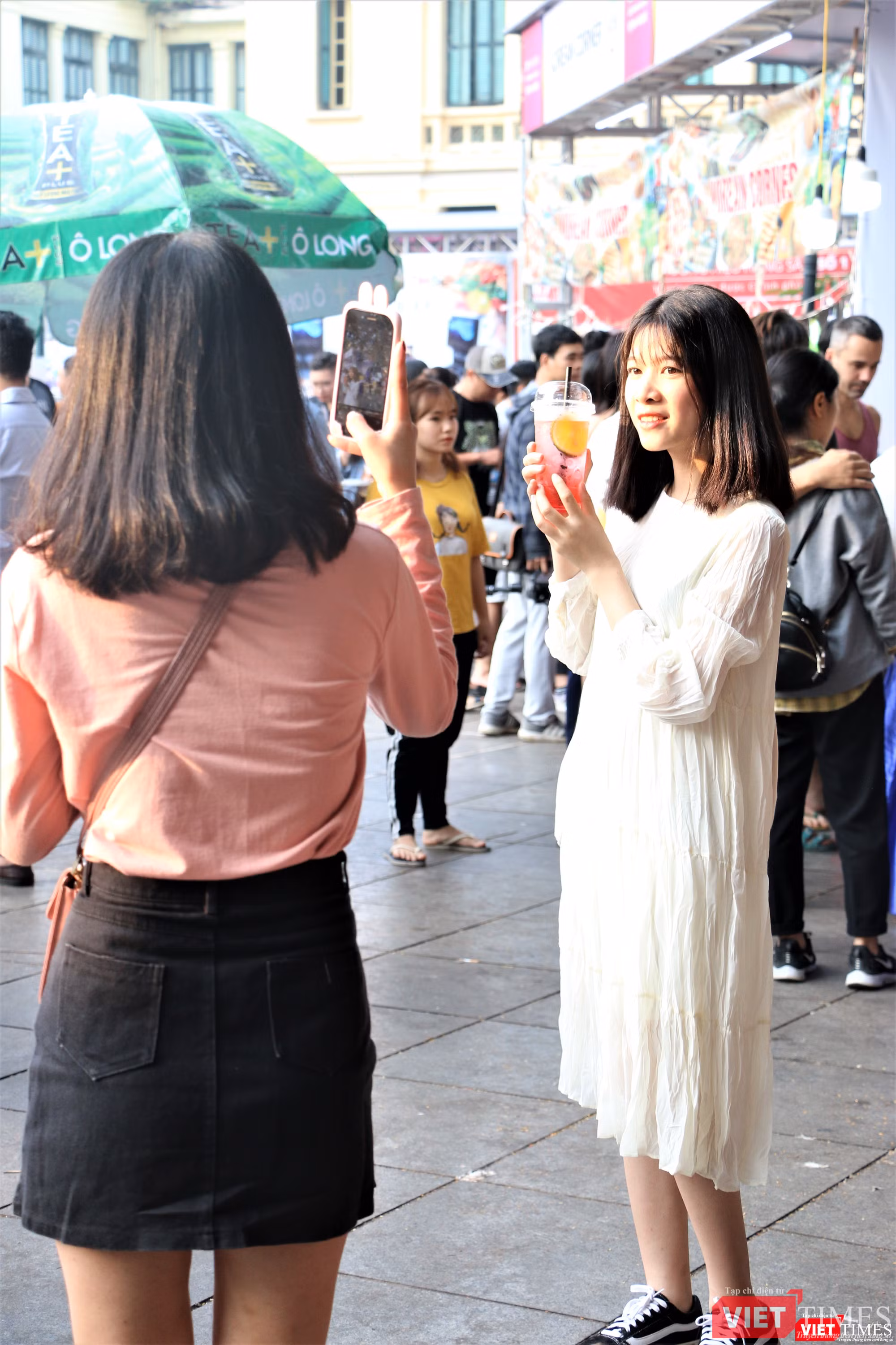 Các bạn trẻ tranh thủ "check in" tại Lễ hội