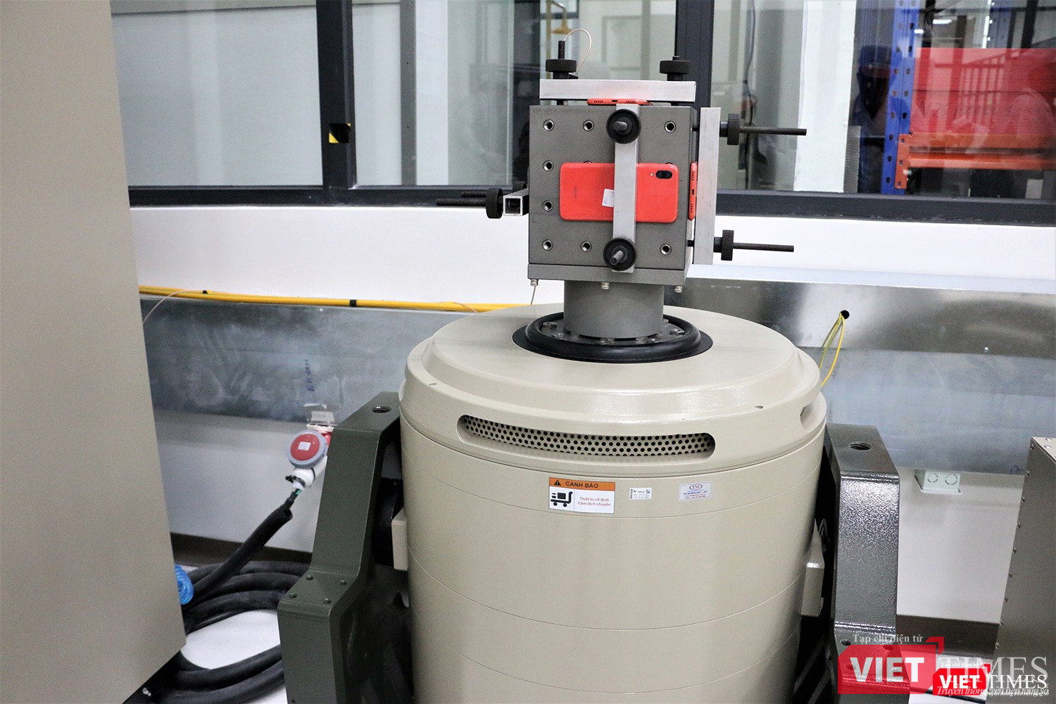 Một thiết bị thử nghiệm rung xóc khác (màu hồng là điện thoại Vsmart)