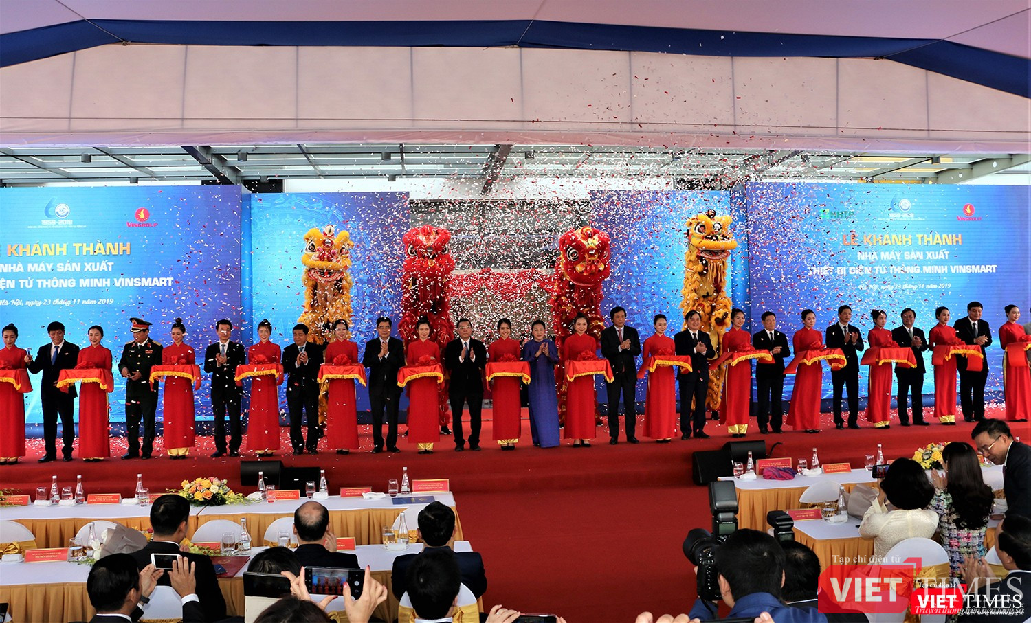 Chủ tịch Quốc hội Nguyễn Thị Kim Ngân và lãnh đạo một số Bộ, ngành cắt băng khánh thành nhà máy sản xuất thiết bị thông minh Vsmart ngày 23/11/2019