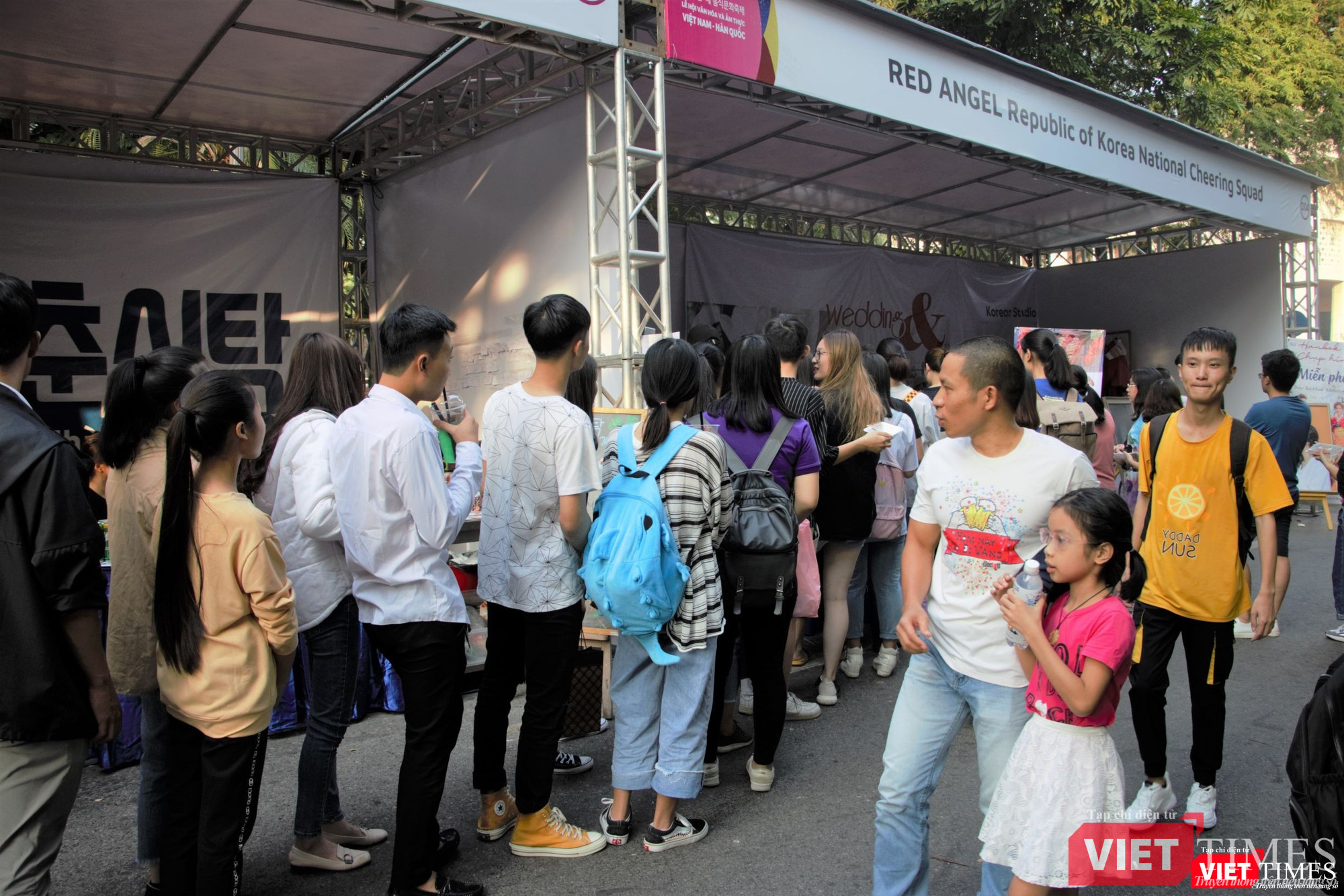 Các bạn trẻ xếp hàng dài để chờ thưởng thức món hotdog Hàn Quốc với giá 20 nghìn đồng/chiếc