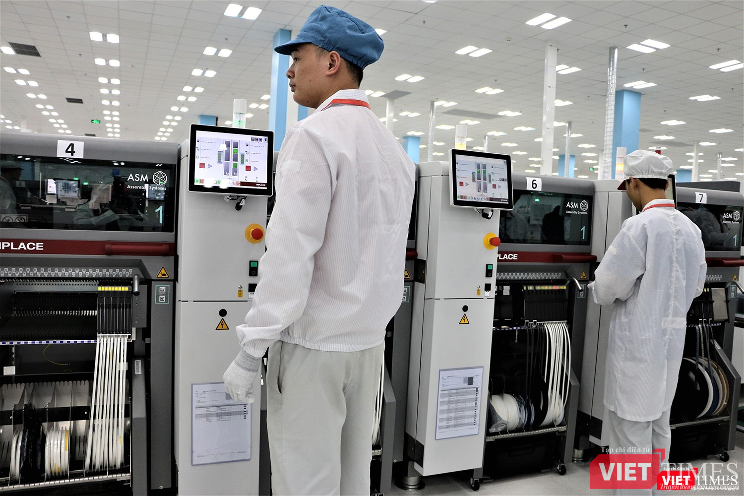 Công nhân phụ trách dây chuyền in bảng mạch. Loại máy gắn chip lên bo mạch được đặt mua tại Đức