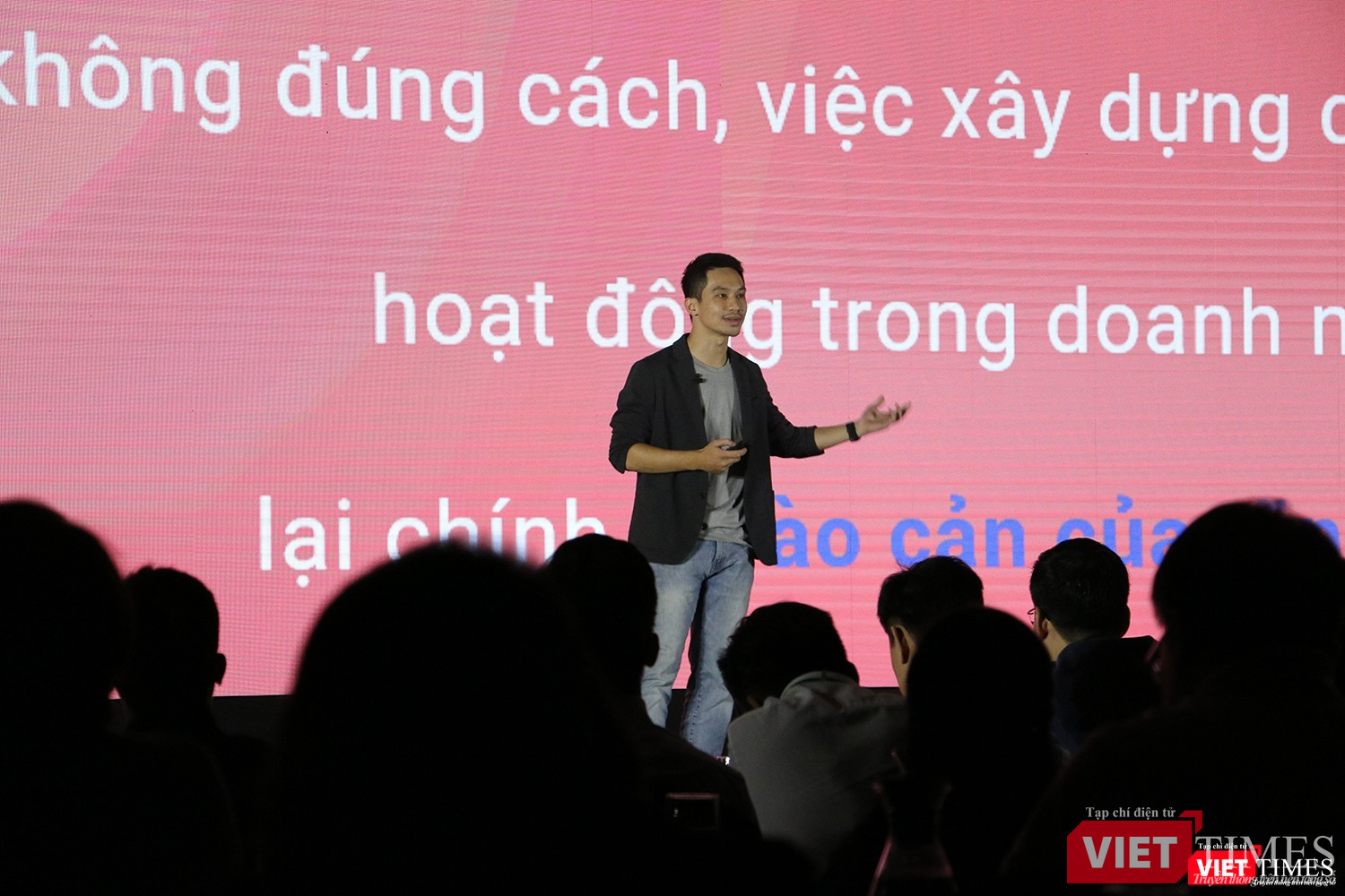 ông Trịnh Ngọc Bảo, Giám đốc Vận hành Base.vn giới thiệu phần mềm Base Workflow ông Trịnh Ngọc Bảo, Giám đốc Vận hành Base.vn giới thiệu phần mềm Base Workflow