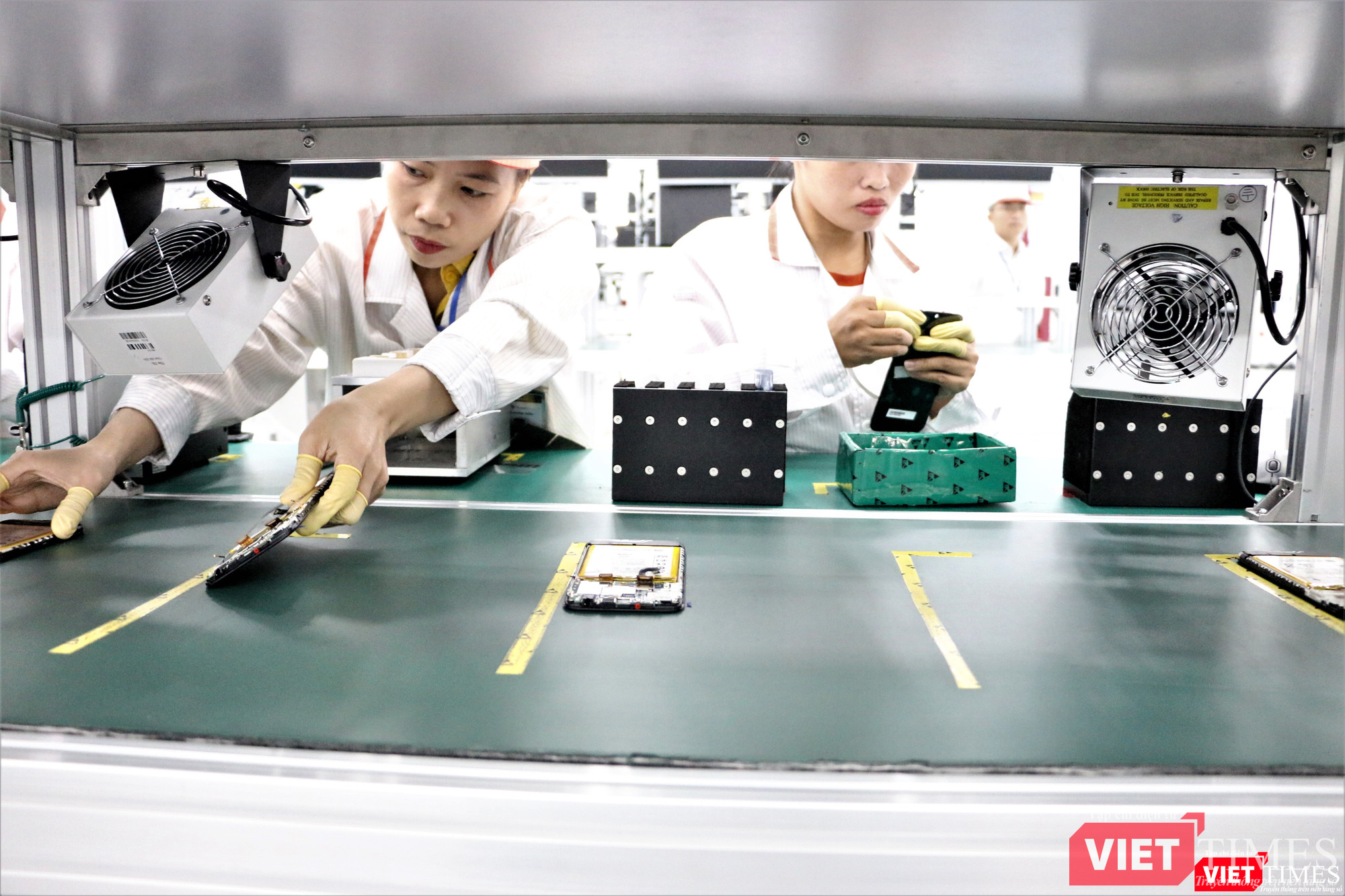 Ráp pin và một số linh kiện vào bảng mạch chính