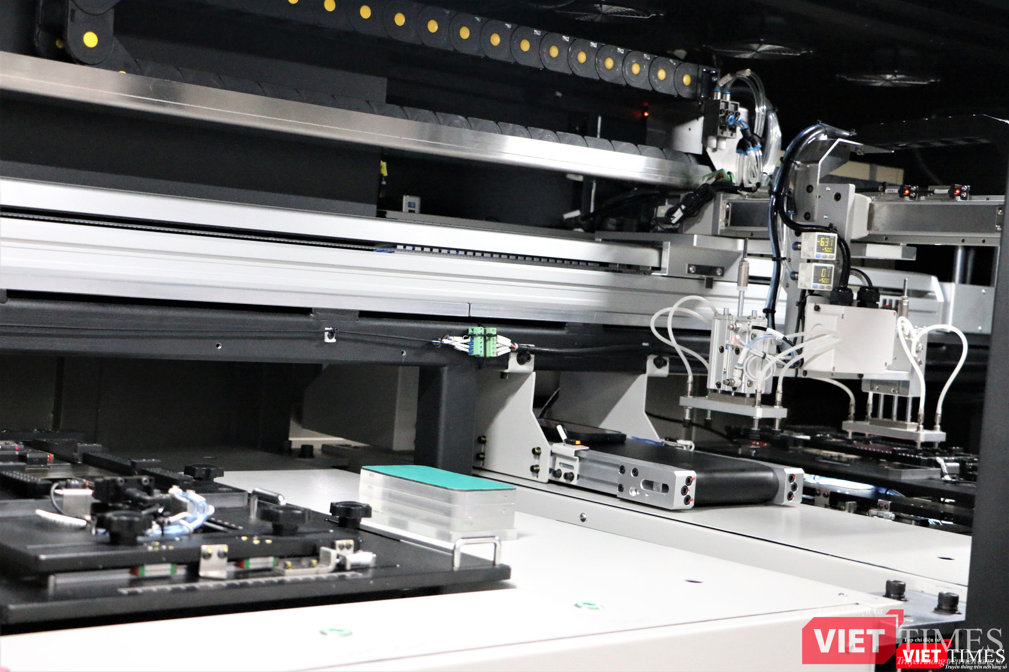 Lắp ráp khung vỏ, màn hình