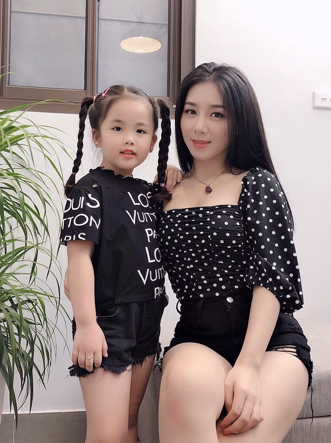 Diễn viên Mỹ Linh chụp ảnh cùng bé Moon