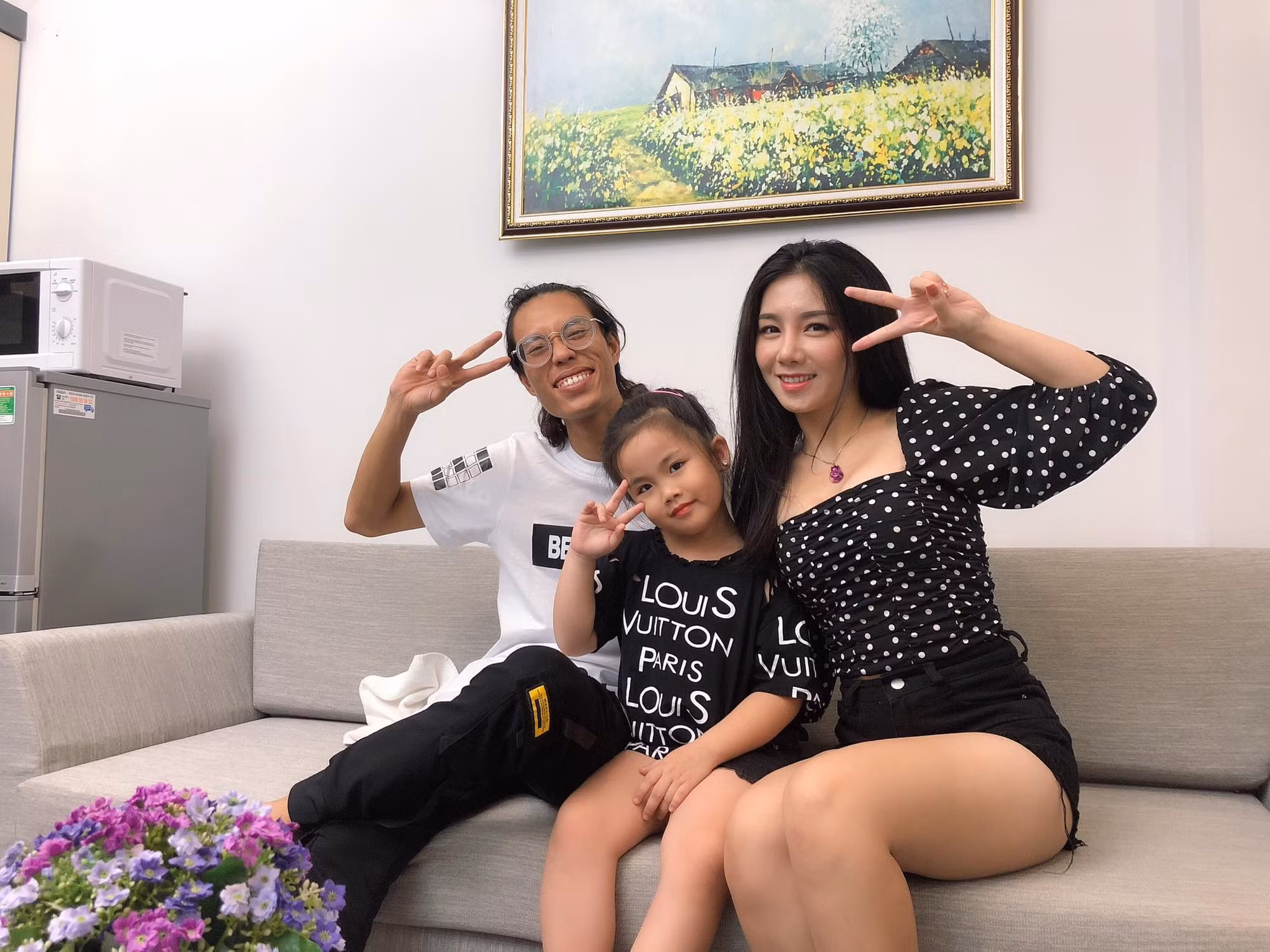 Diễn viên Mỹ Linh chụp ảnh cùng bé Moon và thành viên đoàn phim