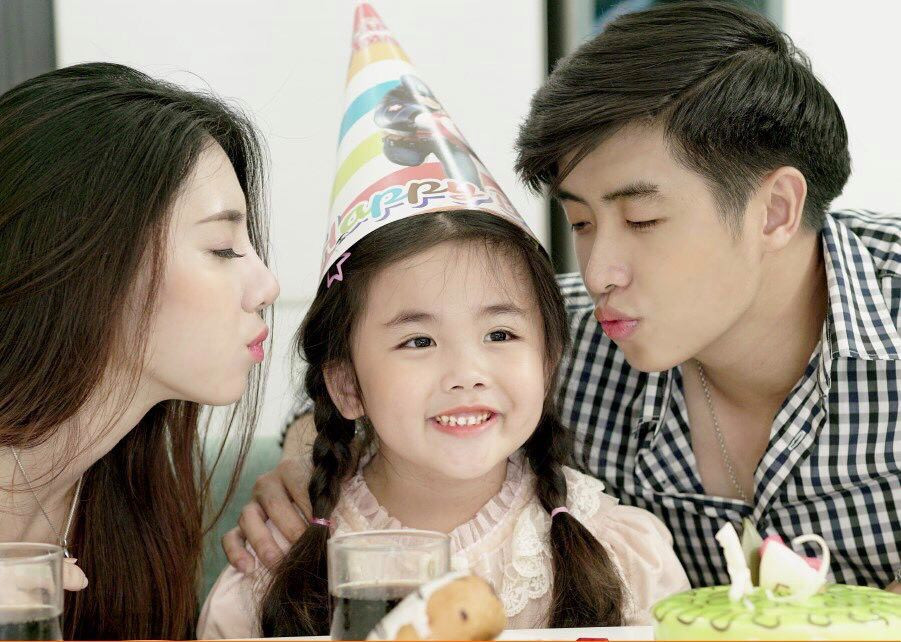 Diễn viên Mỹ Linh chụp ảnh cùng bé Moon và thành viên đoàn phim Diễn viên Mỹ Linh chụp ảnh cùng bé Moon và thành viên đoàn phim