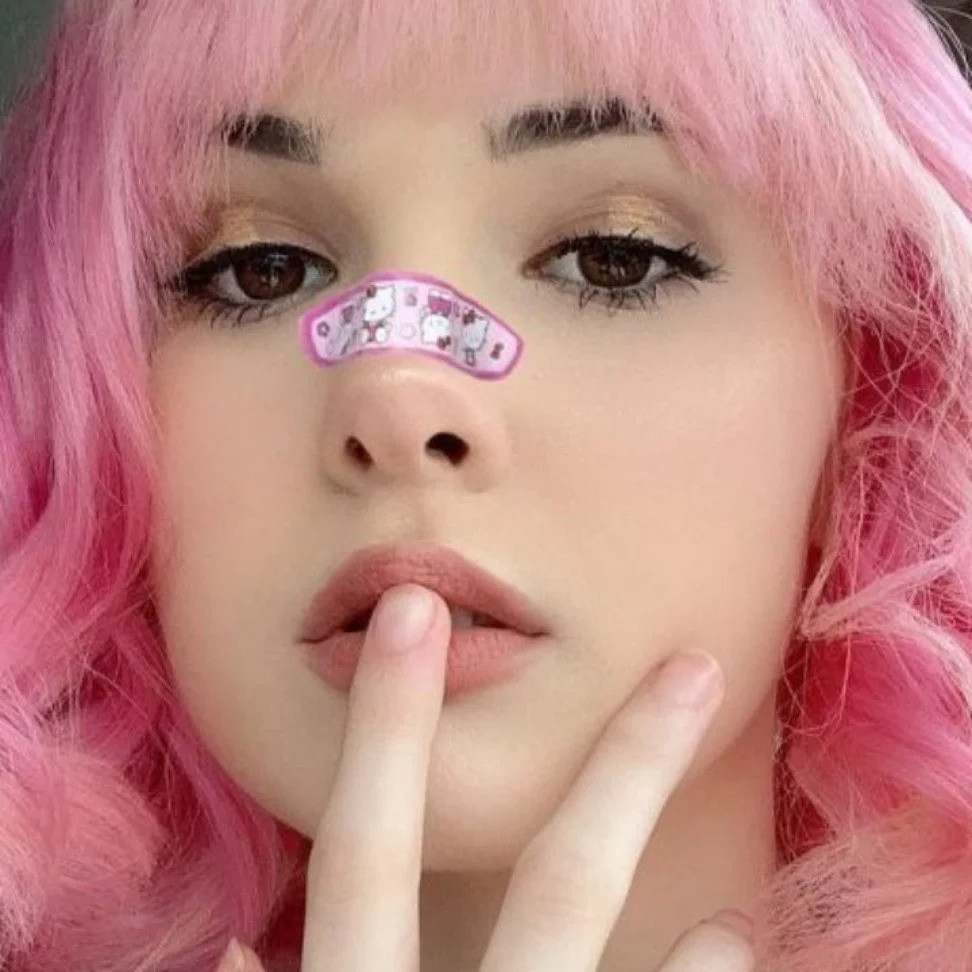 Bianca Devins, một e-girl, đã bị giết bởi một người mà cô quen biết trên mạng Bianca Devins, một e-girl, đã bị giết bởi một người mà cô quen biết trên mạng