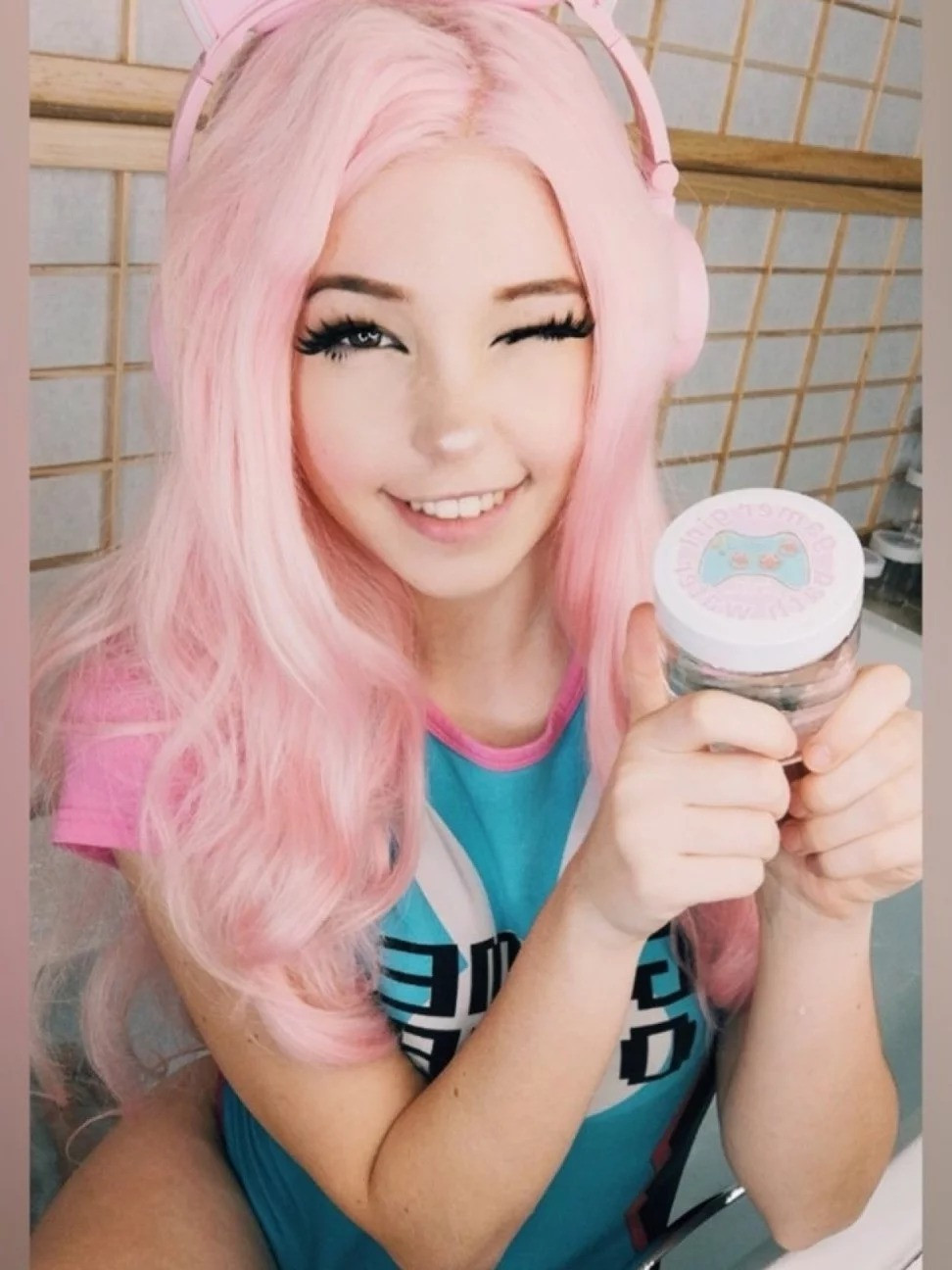 Belle Delphine với một lọ sữa tắm bán với giá 30 USD Belle Delphine với một lọ sữa tắm bán với giá 30 USD