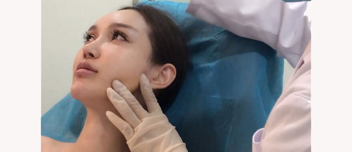 Cô Wu trên bàn phẫu thuật thẩm mỹ Cô Wu trên bàn phẫu thuật thẩm mỹ