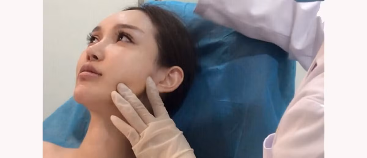 Cô Wu trên bàn phẫu thuật thẩm mỹ
