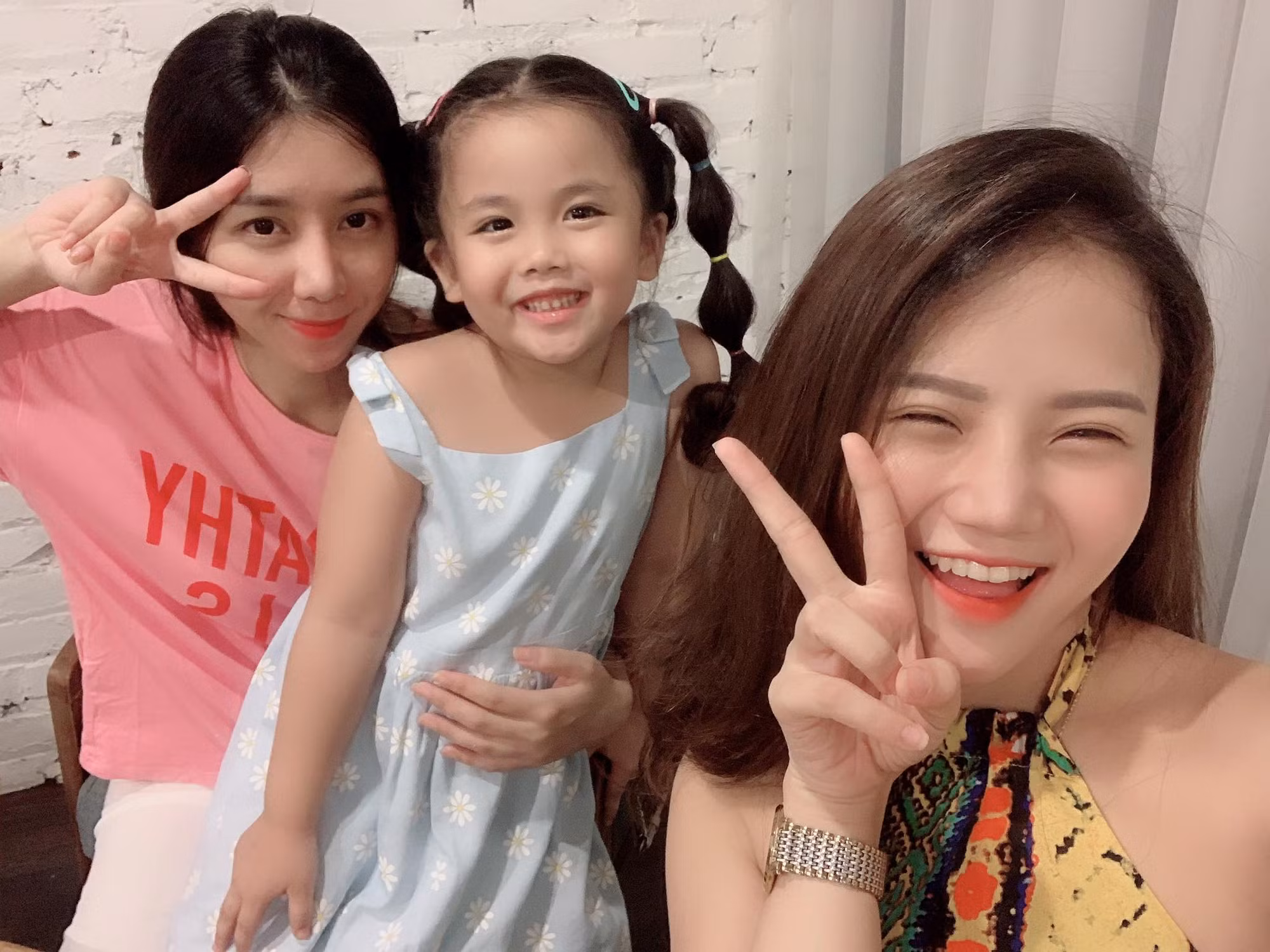 Diễn viên Mỹ Linh chụp ảnh cùng bé Moon và thành viên đoàn phim
