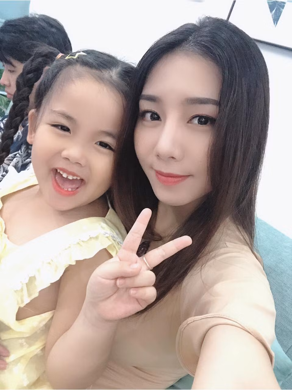 Diễn viên Mỹ Linh chụp ảnh cùng bé Moon