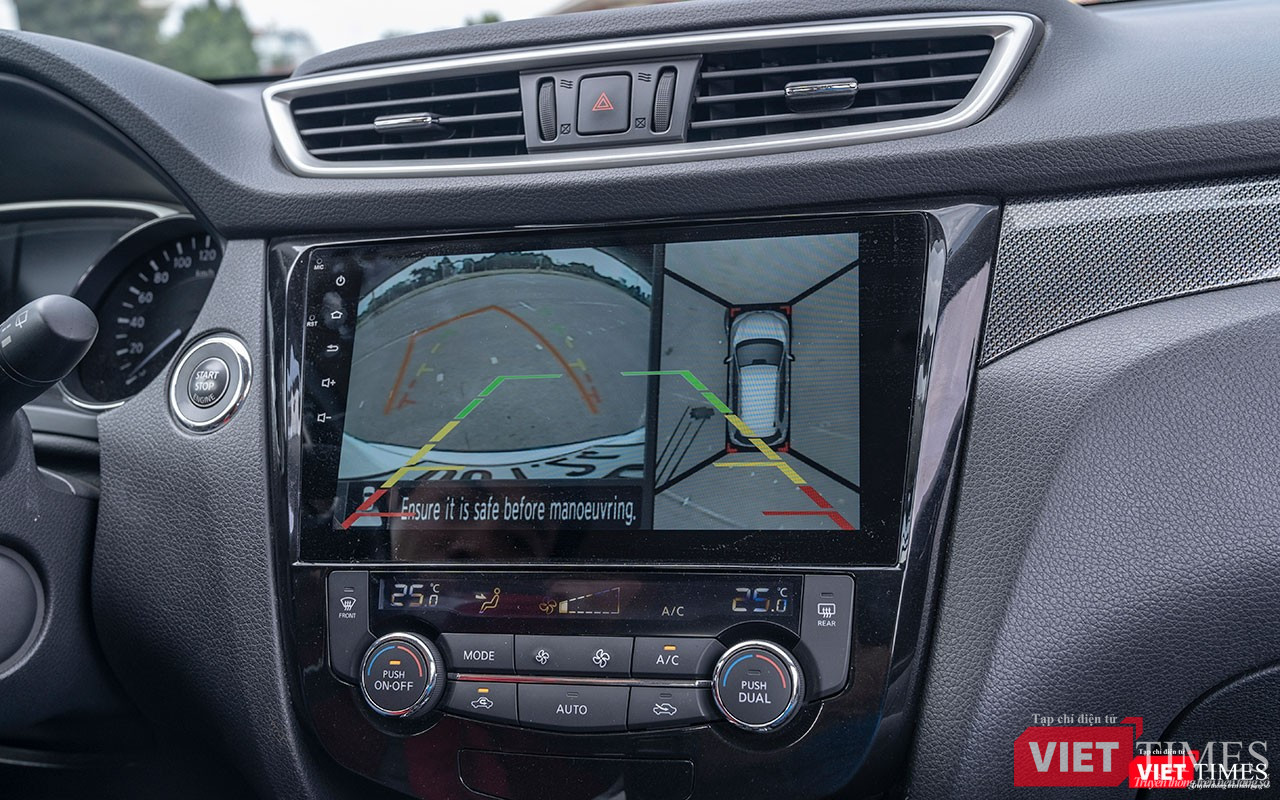 Không hiểu sao khi lùi xe, hình ảnh hiển thị camera 360 lại có thêm một đường đo khoảng cách đè lên khiến việc quan sát trở nên rối mắt