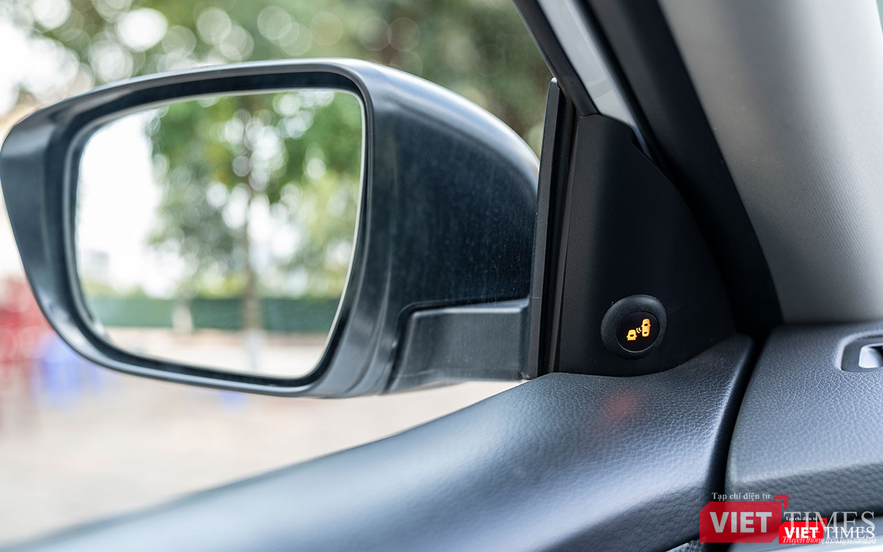 Vị trí đặt tín hiệu cảnh báo điểm mù ở khu vực trụ A giúp người lái dễ quan sát, nhất là khi trời trời mưa.