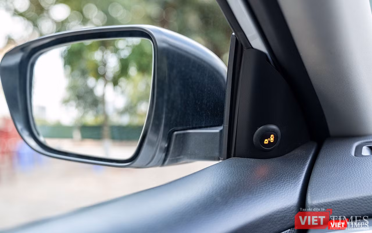 Vị trí đặt tín hiệu cảnh báo điểm mù ở khu vực trụ A giúp người lái dễ quan sát, nhất là khi trời trời mưa. Vị trí đặt tín hiệu cảnh báo điểm mù ở khu vực trụ A giúp người lái dễ quan sát, nhất là khi trời trời mưa.