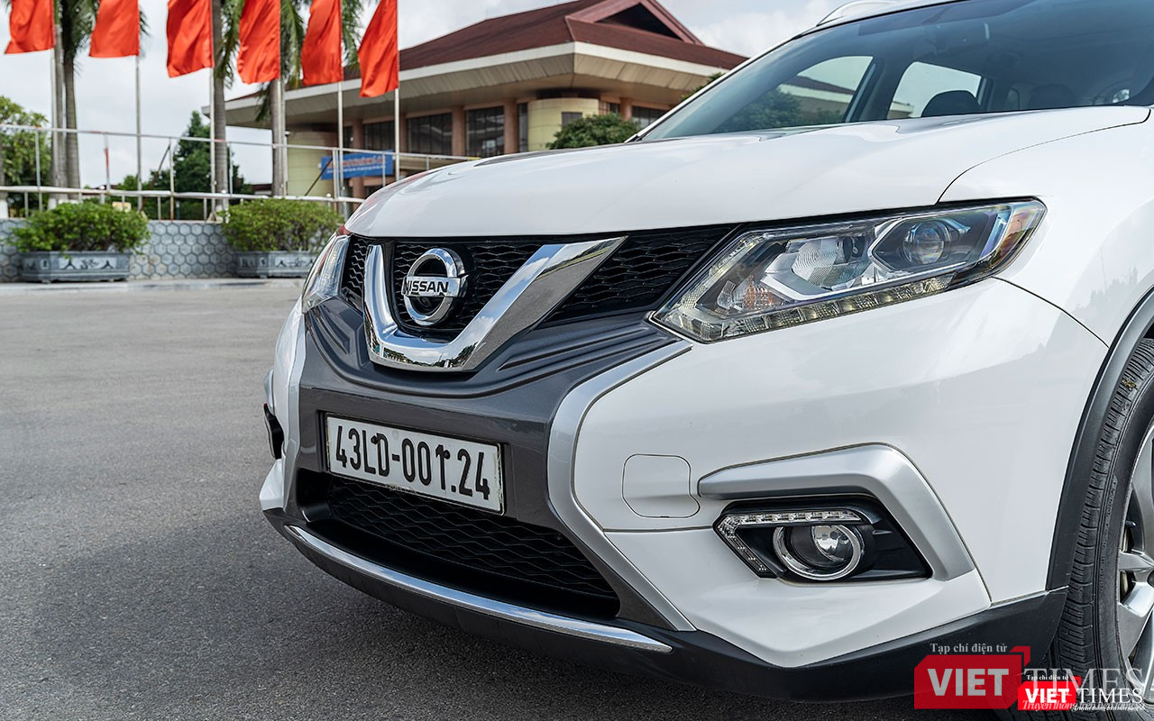 Chi tiết ốp cản trước màu xám bóng giúp chiếc xe trở nên nổi bật và có cá tính hơn hẳn.