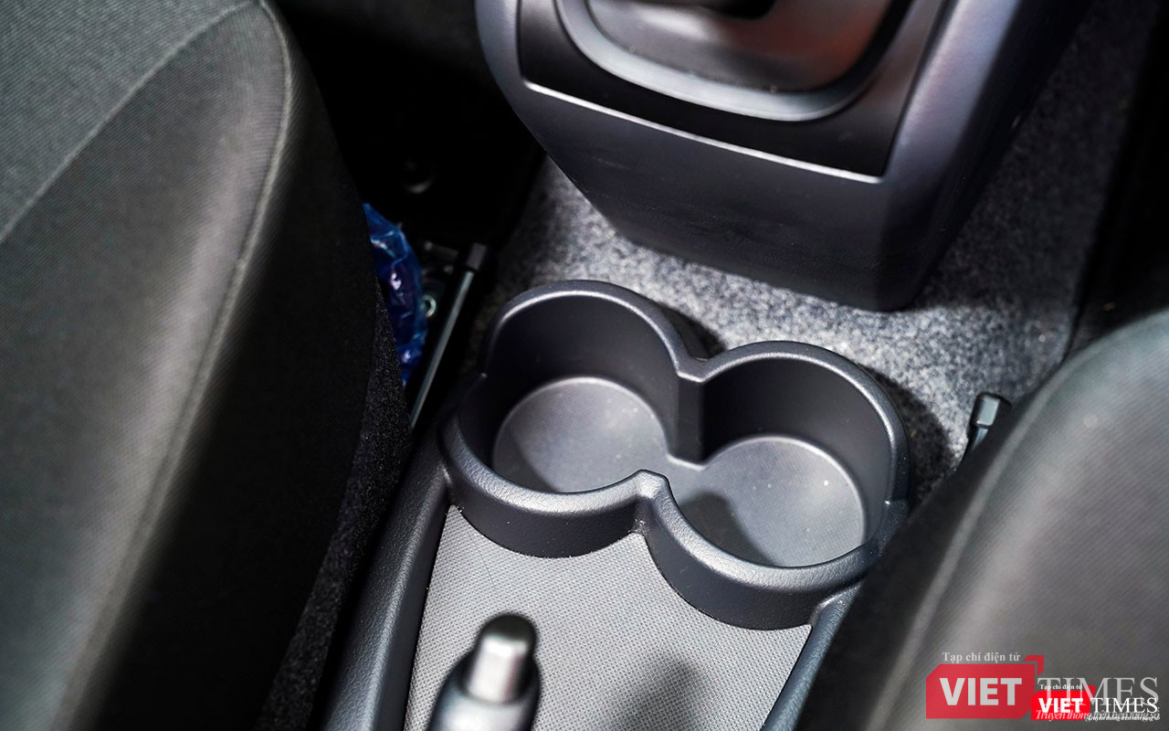 Không gian chứa đồ ở khu vực hàng ghế trước