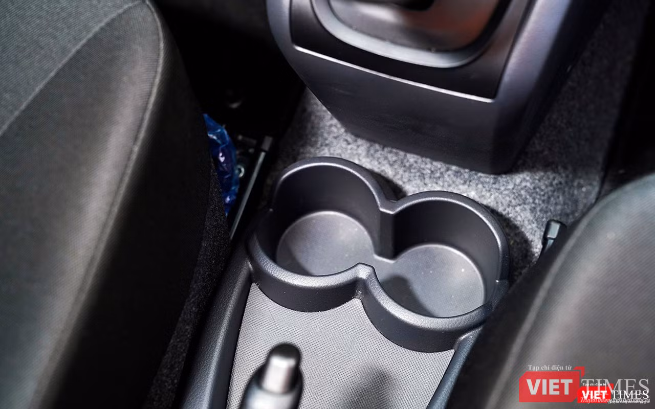 Không gian chứa đồ ở khu vực hàng ghế trước