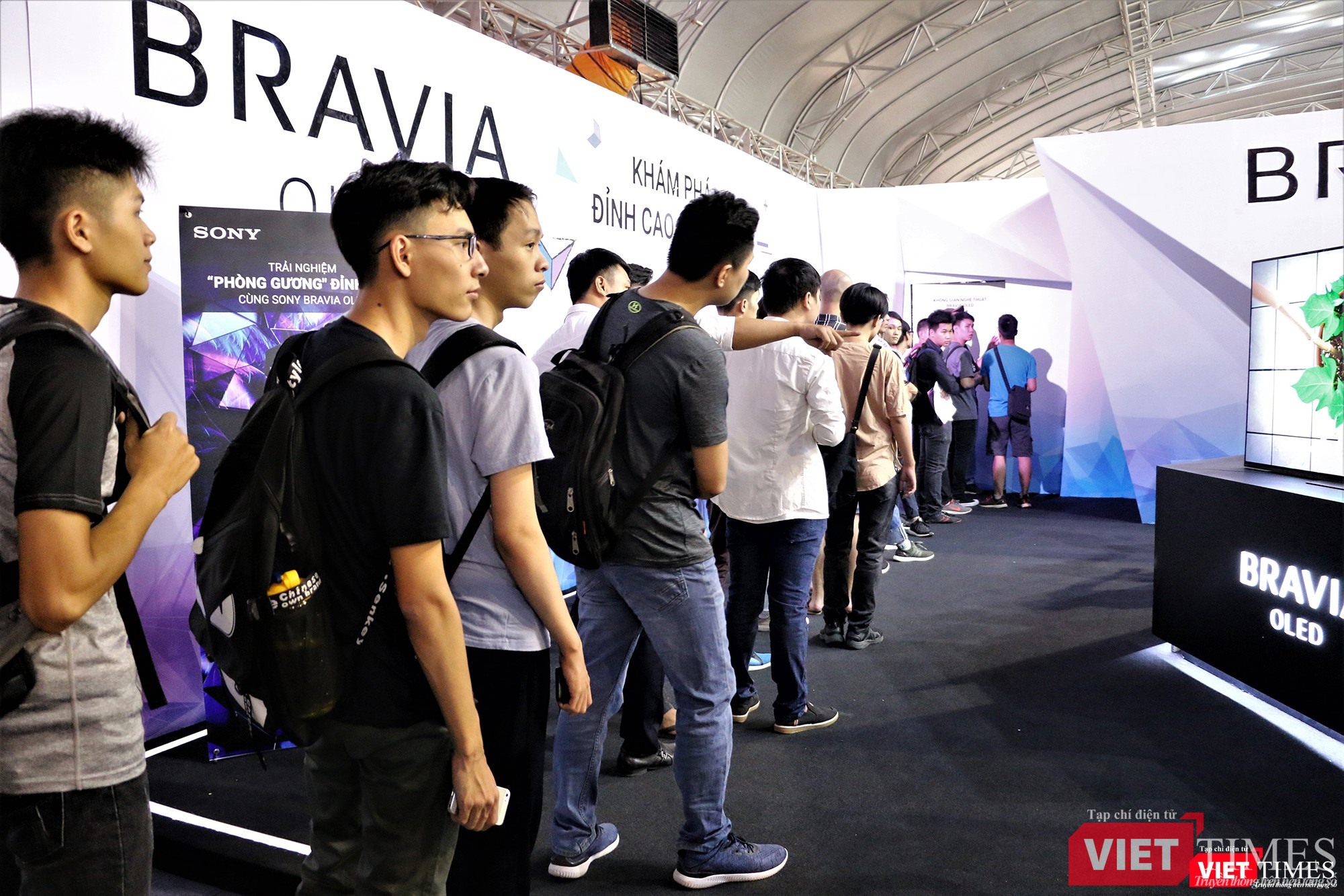 Xếp hàng chờ trải nghiệm các sản phẩm của Sony