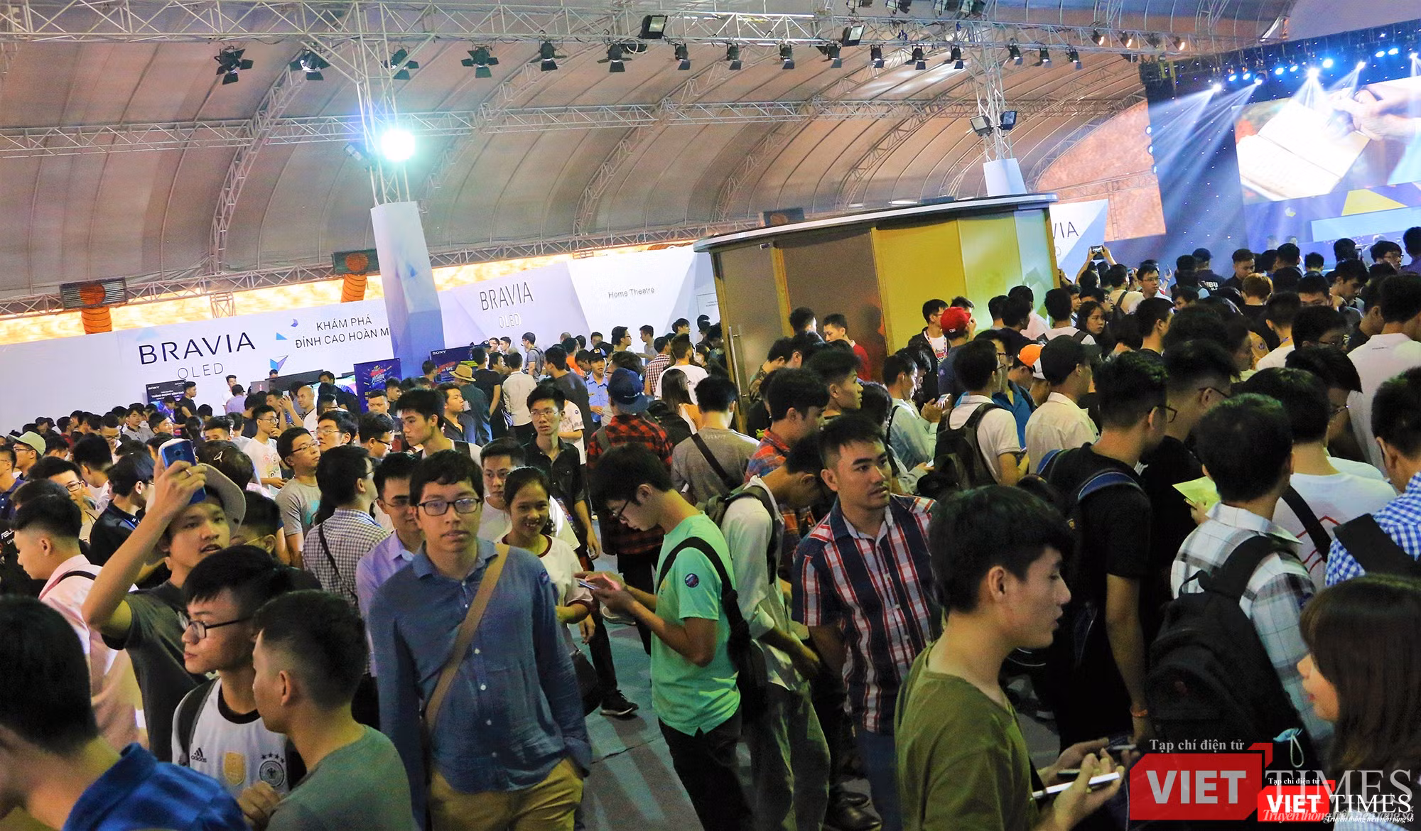 Rất đông bạn trẻ đã đến tham dự sự kiện của Sony tại Hà Nội