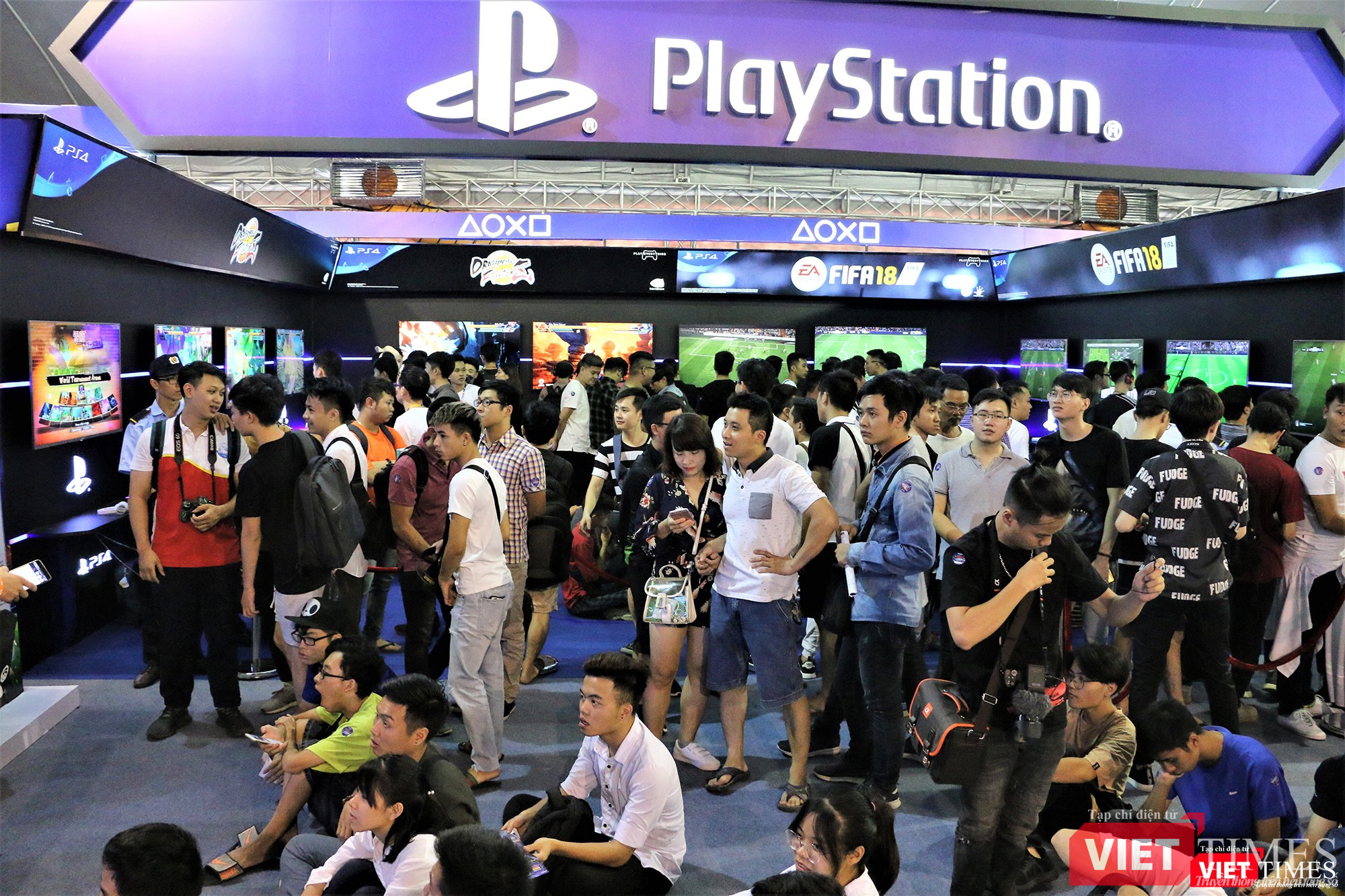 Gian hàng thiết bị game PlayStation đông nghịt người