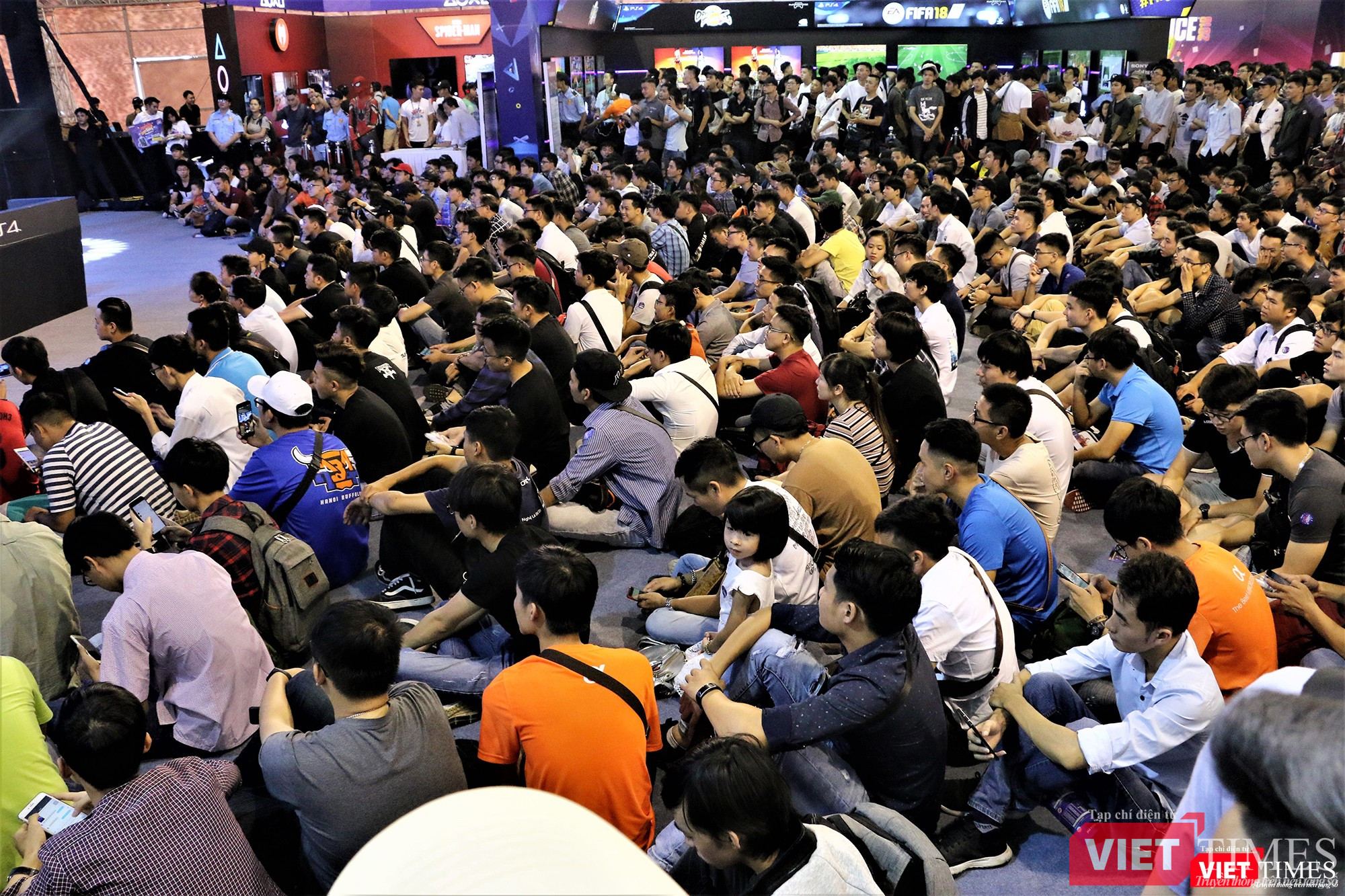 Các bạn trẻ hướng lên sân khấu theo dõi bốc thăm may mắn