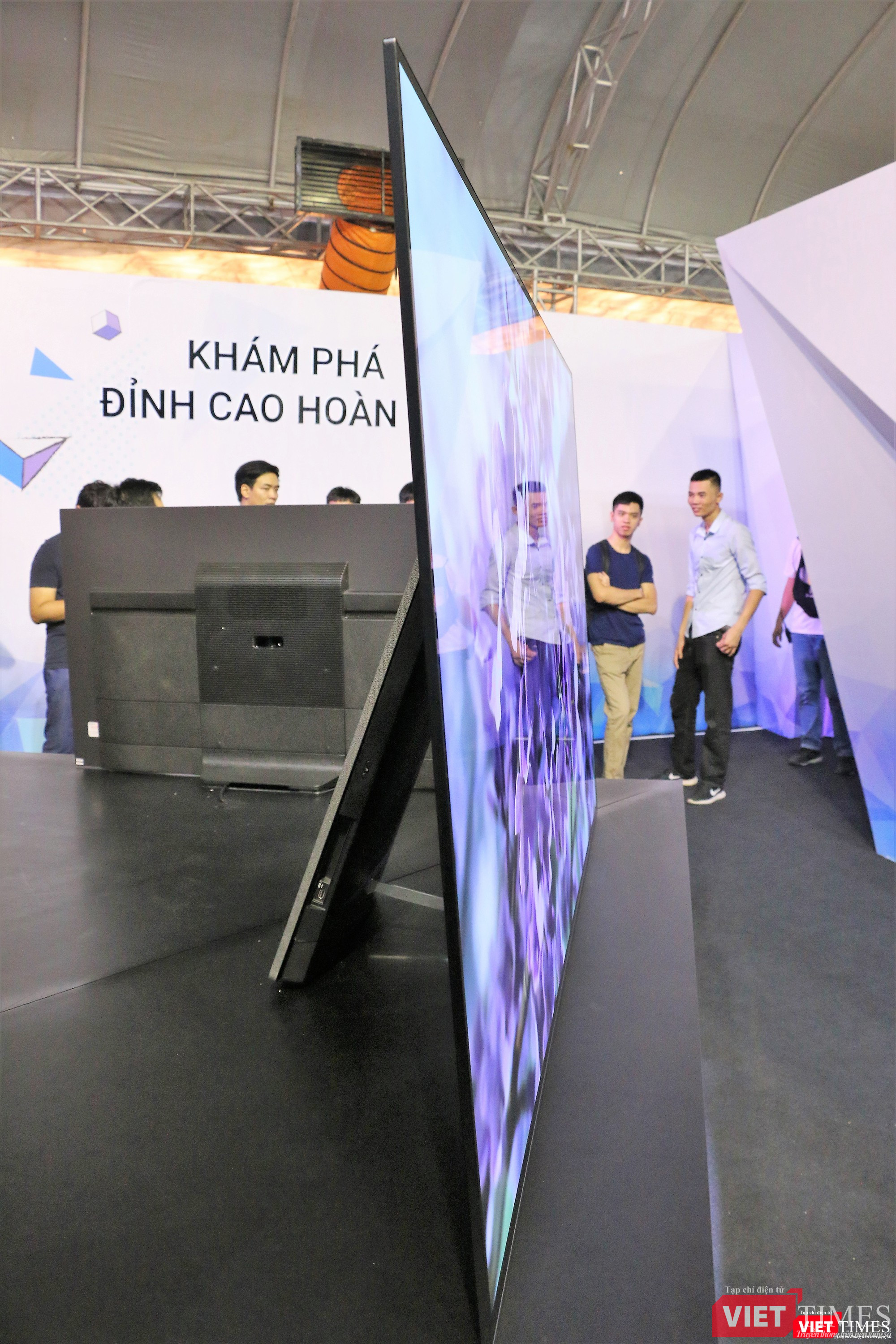 Tivi có kích thước lớn nhưng rất mỏng