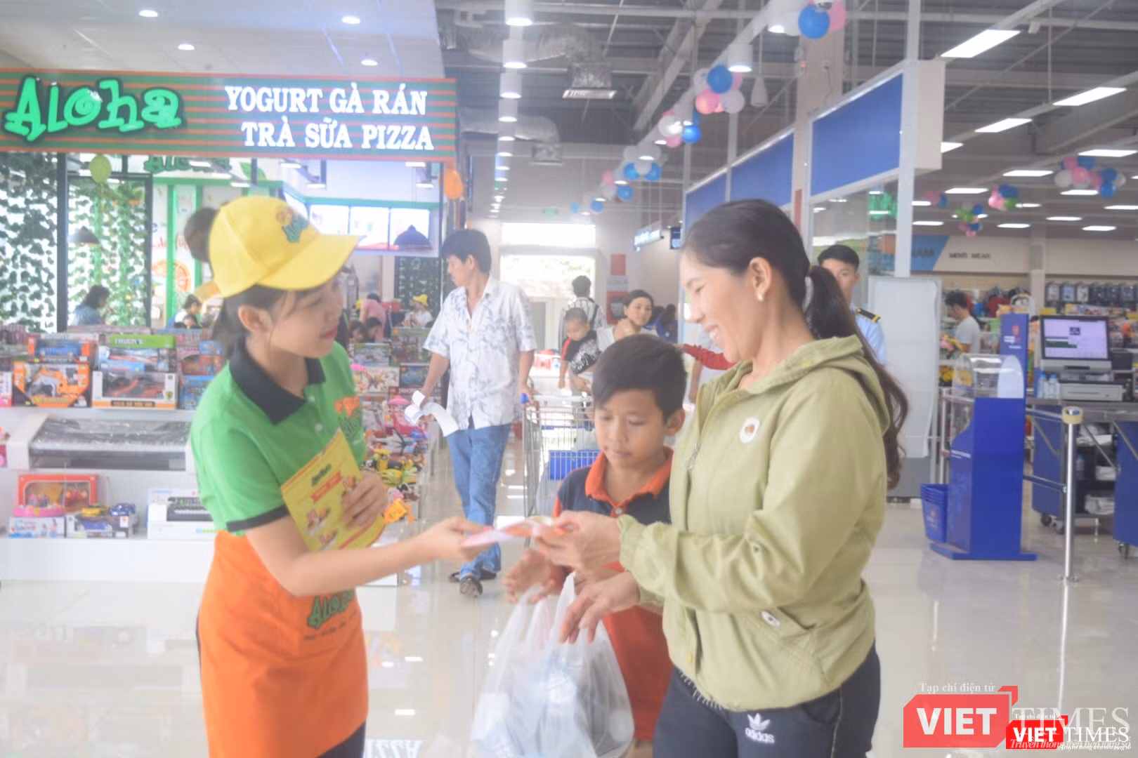 Nhân viên Aloha mời khách tới thử món ở cửa hàng Đồng Phú (Bình Phước)