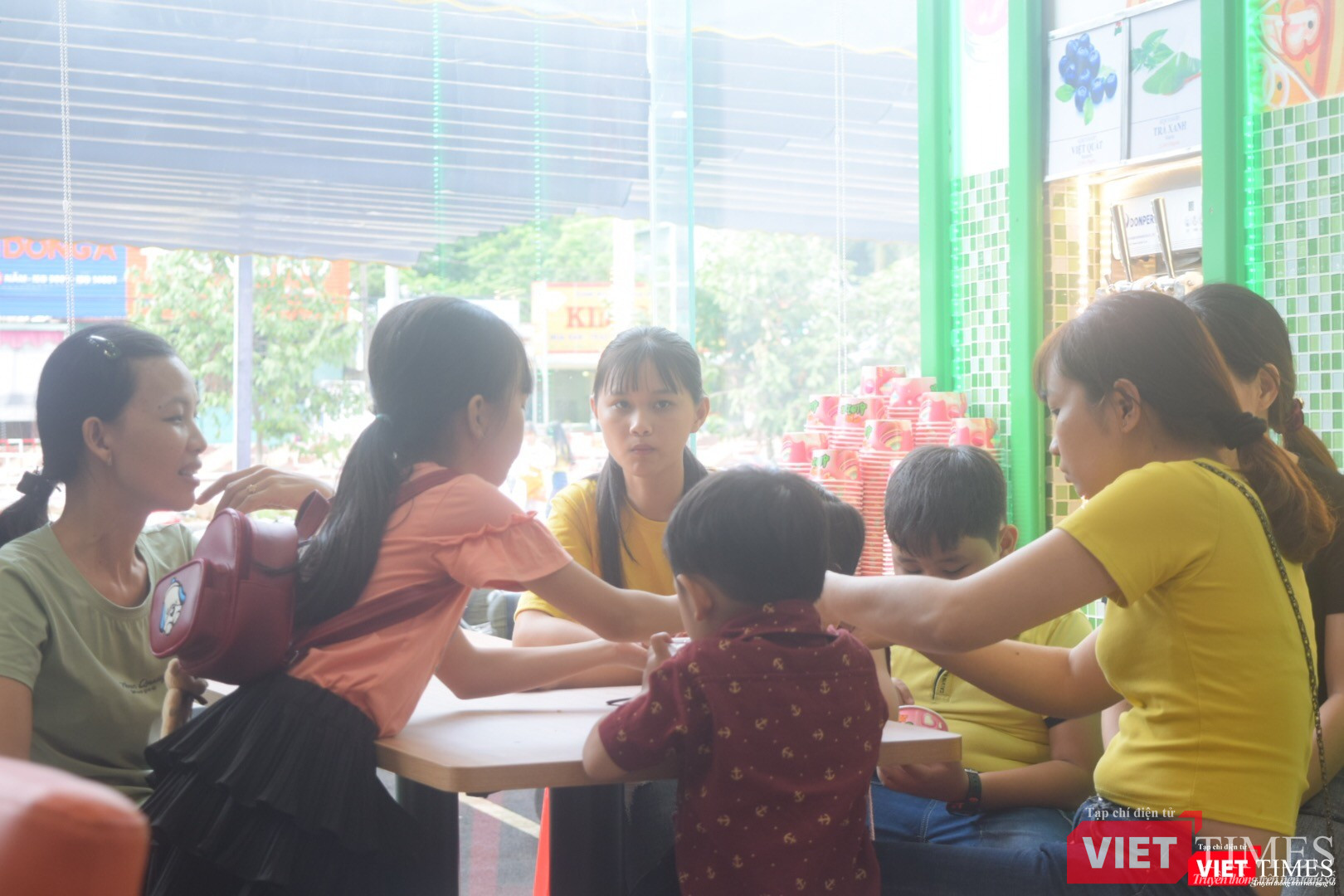 Thực khách đến với Aloha Đồng Phú (Bình Phước) ngày 30/12 rất phong phú về độ tuổi và ai cũng hào hứng với thức ăn nhanh kiểu Việt