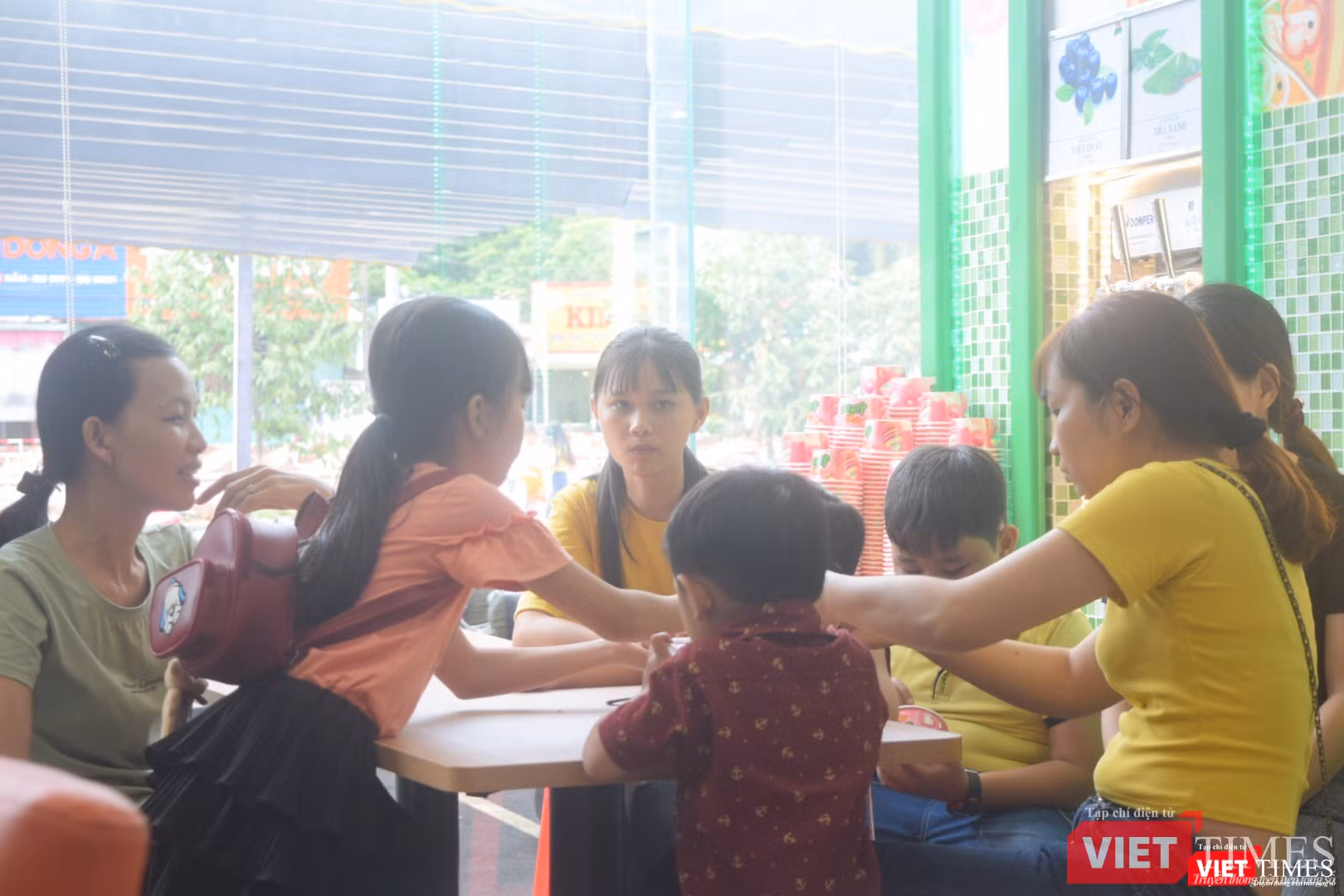 Thực khách đến với Aloha Đồng Phú (Bình Phước) ngày 30/12 rất phong phú về độ tuổi và ai cũng hào hứng với thức ăn nhanh kiểu Việt