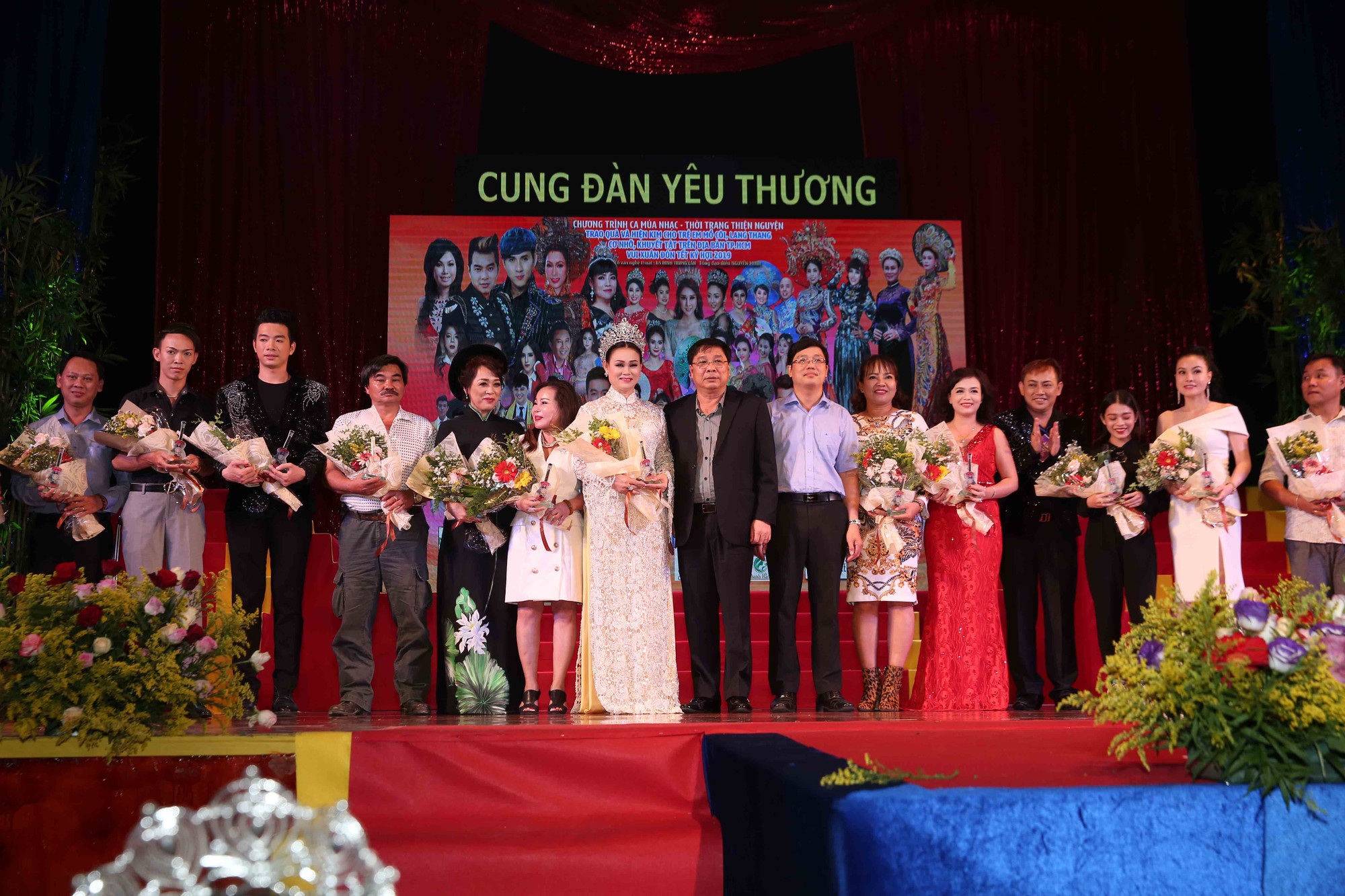 BTC tặng hoa cảm ơn các nhà hảo tâm, doanh nhân, người đẹp, người mẫu, diễn viên, hoa hậu, á hậu đã tham gia chương trình