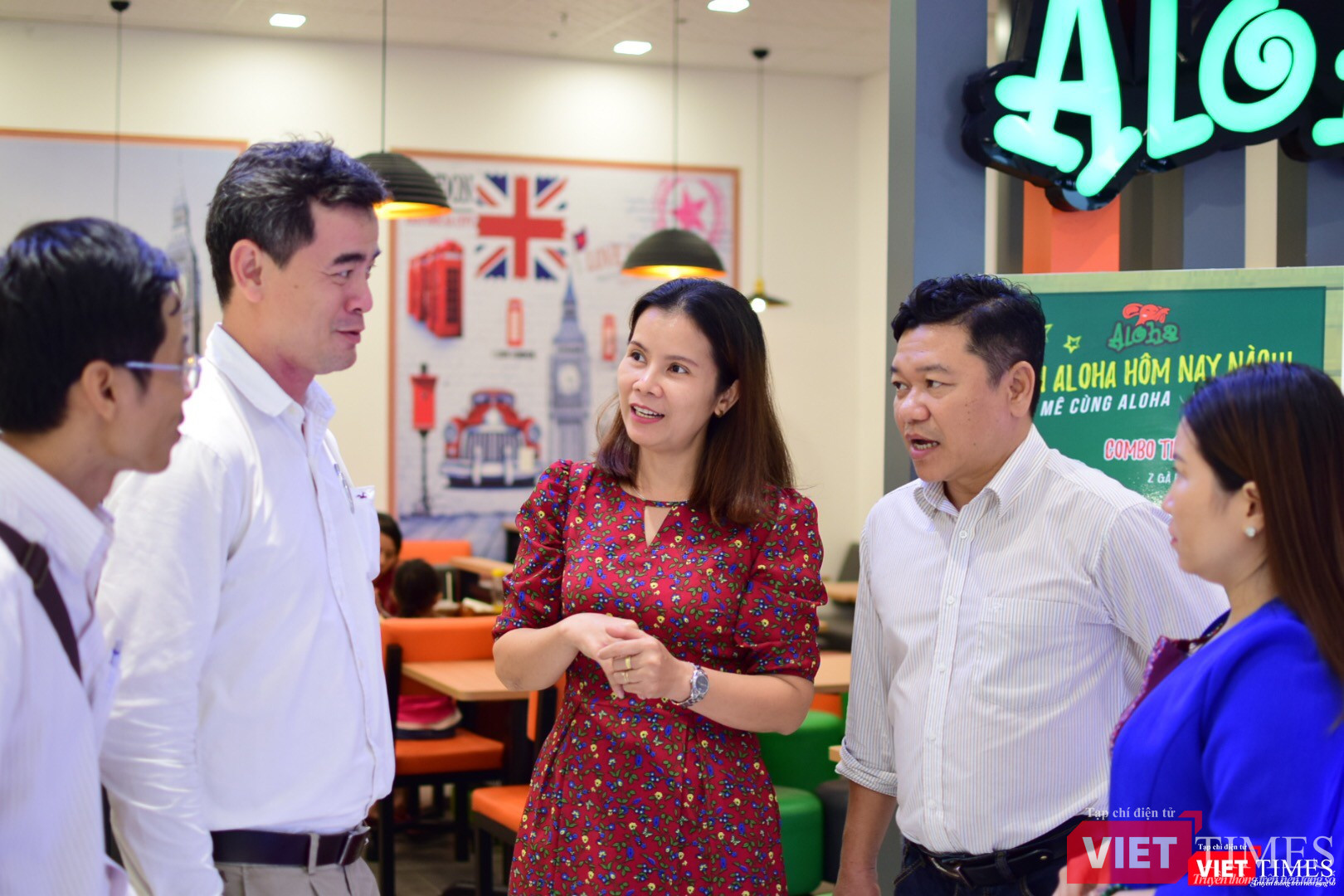 Bà Phượng tiếp đón các đồng nghiệp ở Aloha (Trung tâm thương mại Củ Chi)