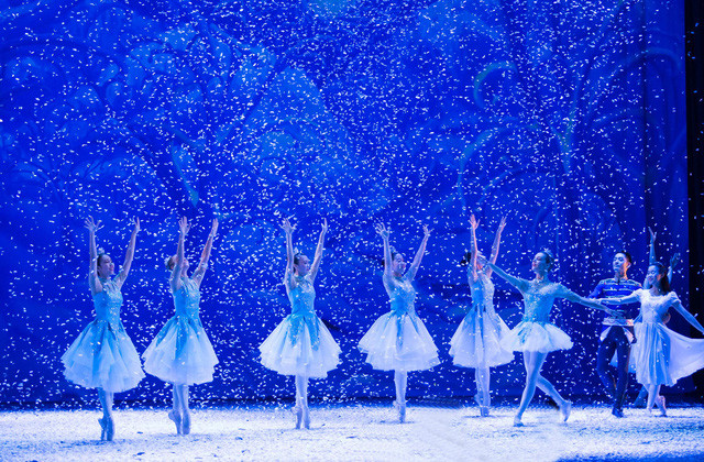 "Kẹp hạt dẻ" đón Giáng sinh sớm trên sân khấu Nhà hát TP.HCM "Kẹp hạt dẻ" đón Giáng sinh sớm trên sân khấu Nhà hát TP.HCM