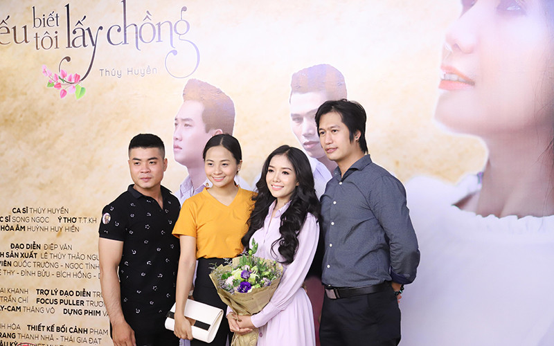 Rất đông các đồng nghiệp đã tới chia vui với ca sĩ Thúy Huyền