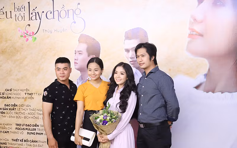 Rất đông các đồng nghiệp đã tới chia vui với ca sĩ Thúy Huyền