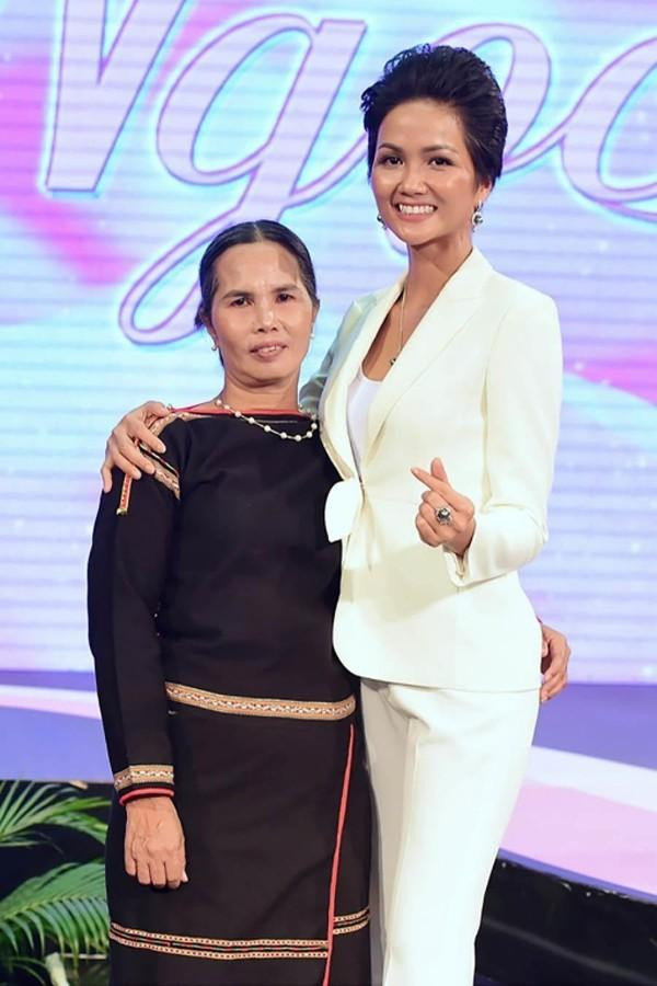 Hoa hậu H'hen Niê chụp cùng với mẹ. (Ảnh: FBNV) Hoa hậu H'hen Niê chụp cùng với mẹ. (Ảnh: FBNV)