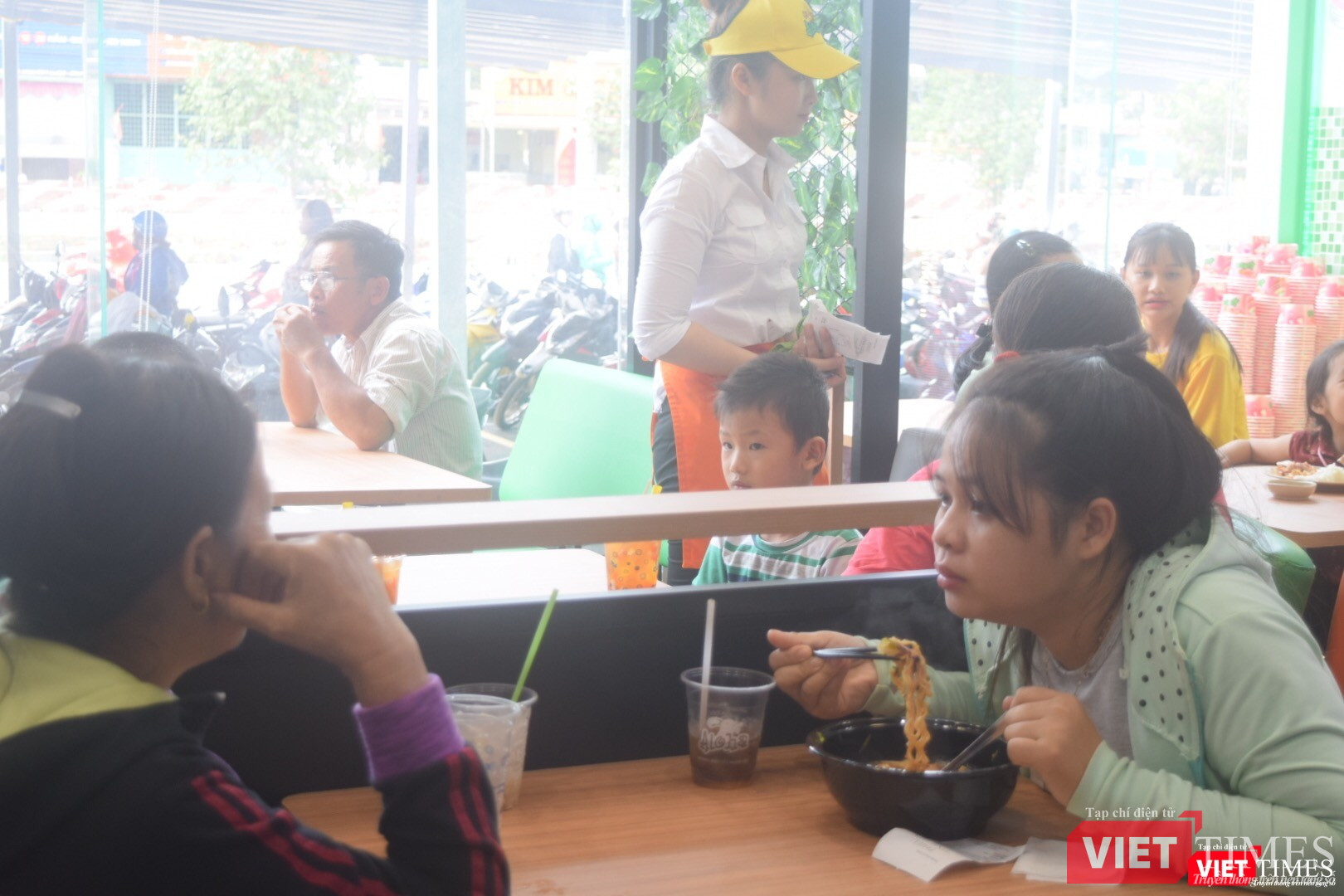 Khách trẻ thì chọn mì cay còn khách hàng trung tuổi này lại chọn uống trà sữa