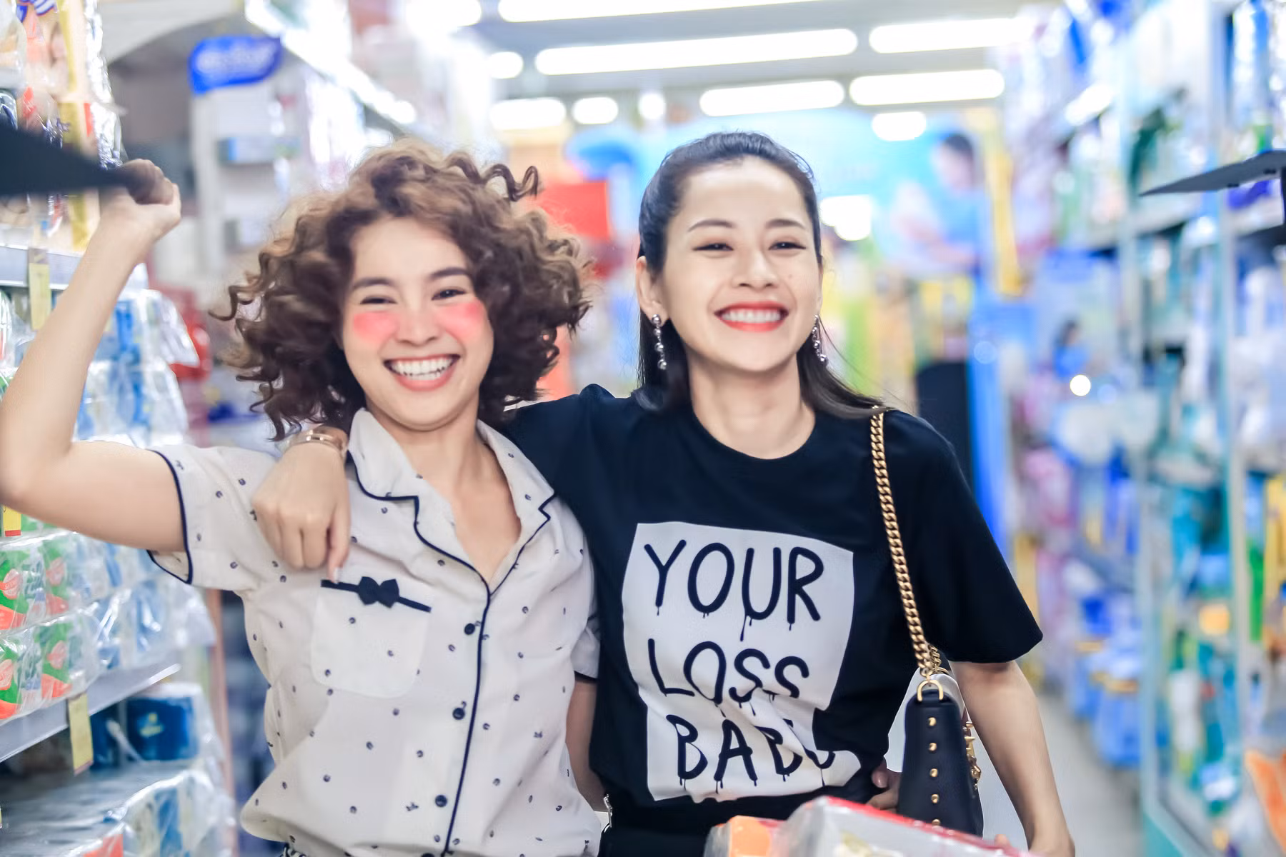 Ninh Dương Lan Ngọc (trái) và Chi Pu (phải)