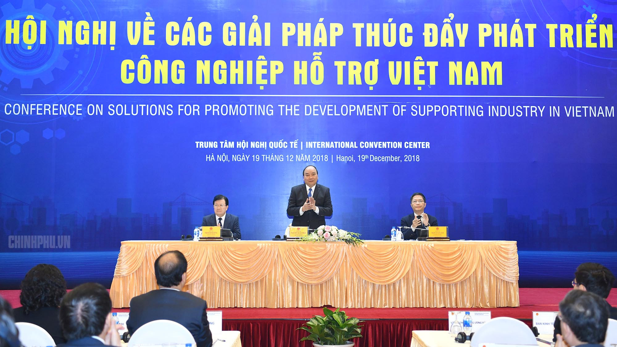 Thủ tướng Nguyễn Xuân Phúc bày tỏ khát vọng đưa công nghiệp hỗ trợ không chỉ dừng ở tham gia chuỗi sản xuất ô tô, xe máy mà cả ngành hàng không